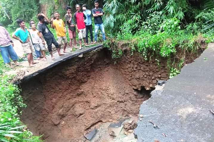  Jalan di Desa Renggarasi, Kecamatan Tanawawo, Kabupaten Sikka amblas.