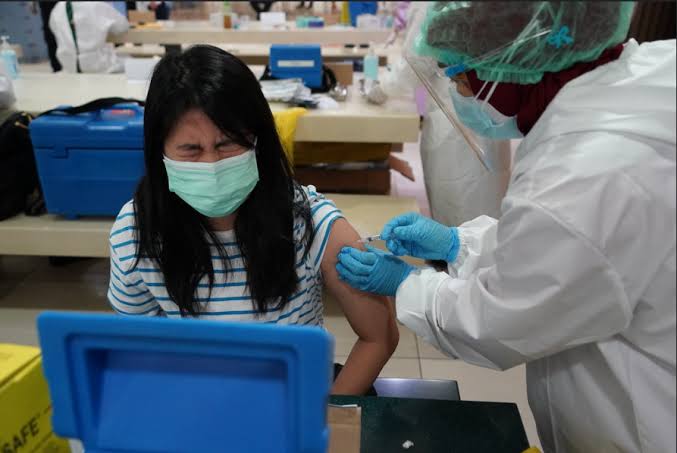 Vaksinasi pedagang Pasar Tanah Abang