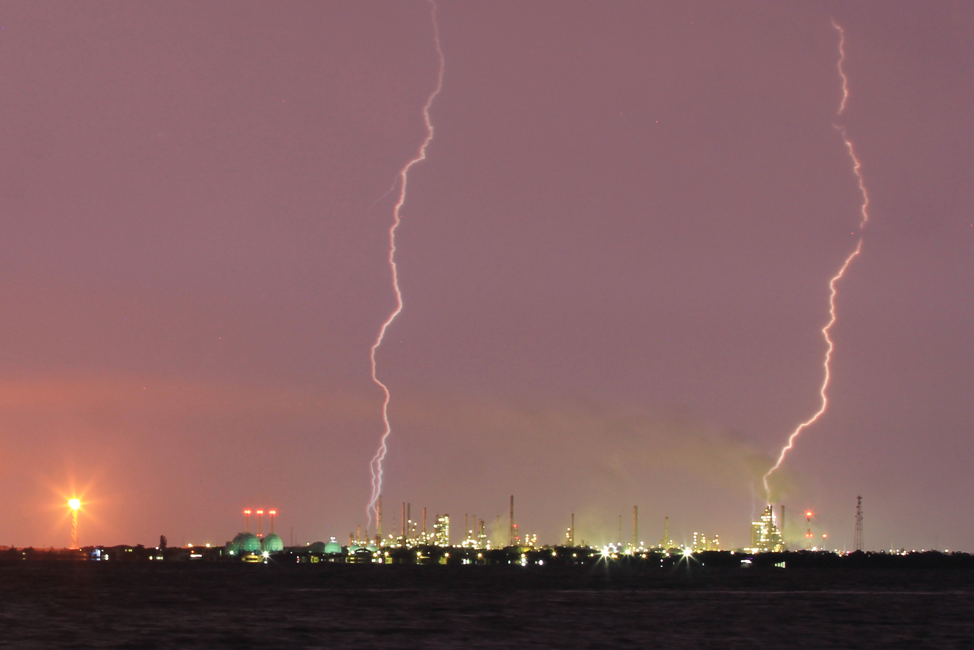 Petir terlihat di kawasan pesisir Indramayu, Jawa Barat, beberapa waktu lalu.