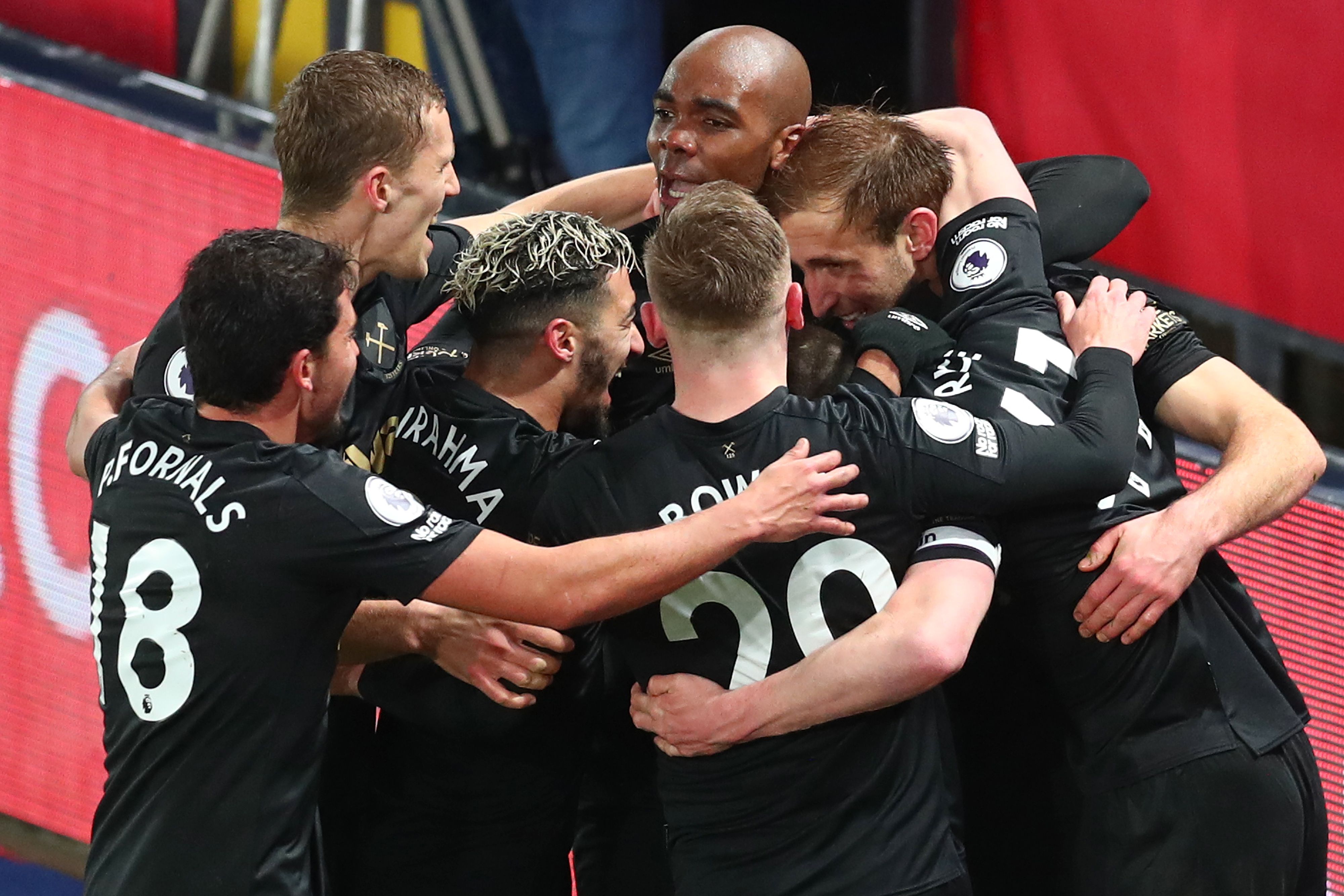 Para pemain West Ham United melakukan selebrasi usai mencetak gol ke gawang lawan di laga Liga Primer Inggris.