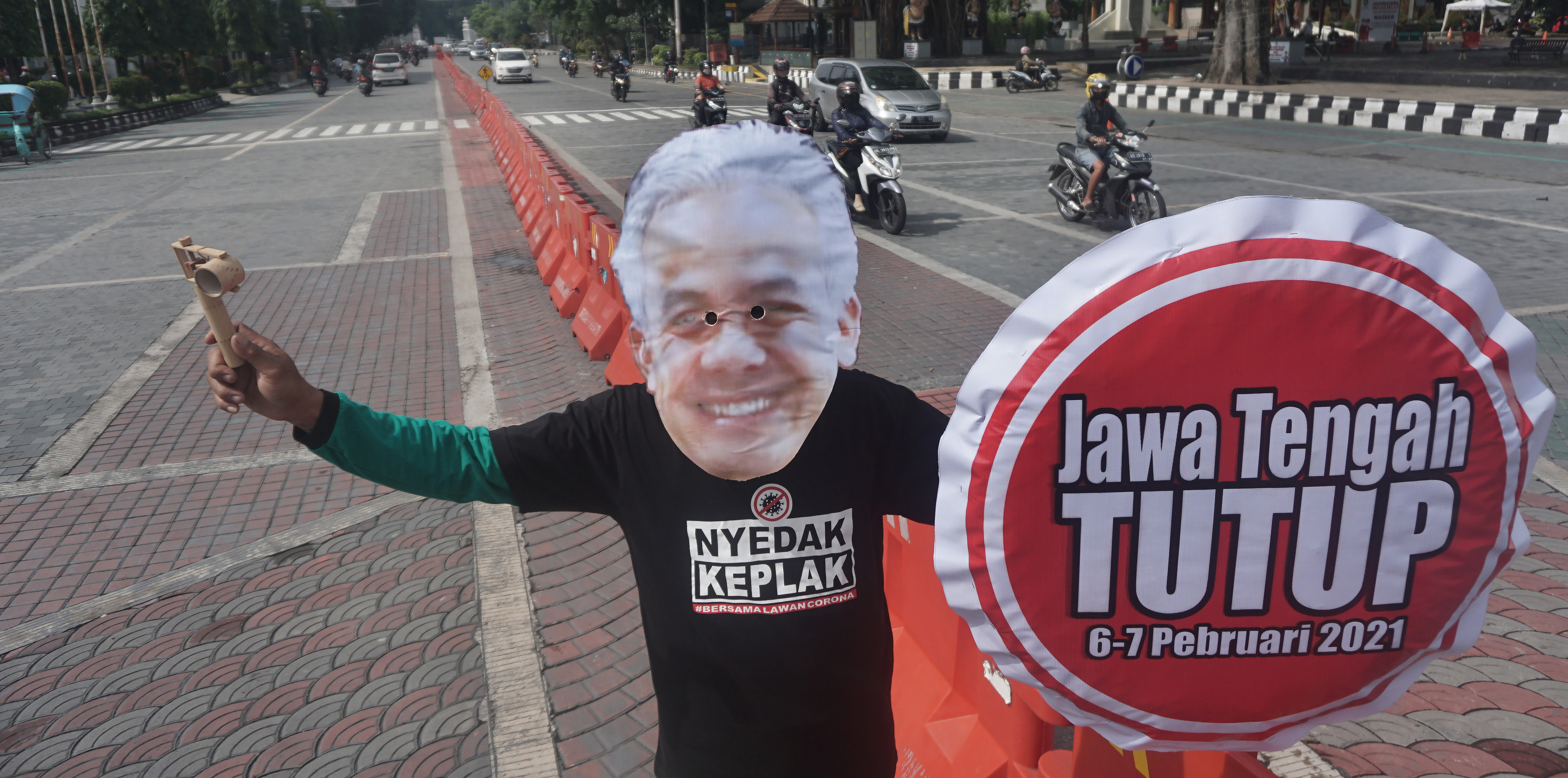 Warga mengenakan topeng Gubernur Jawa Tengah Ganjar Pranowo 