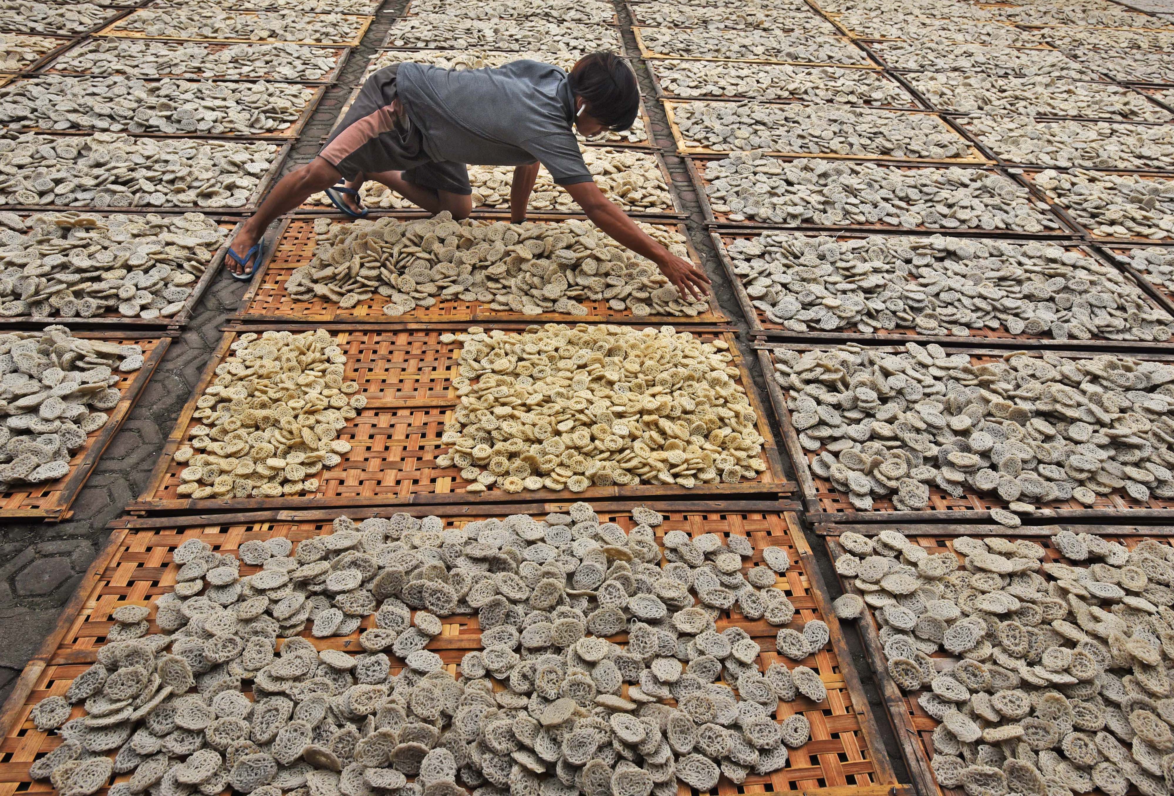 Ilustrasi pekerja yang menjemur kerupuk di wilayah Serang, Banten.