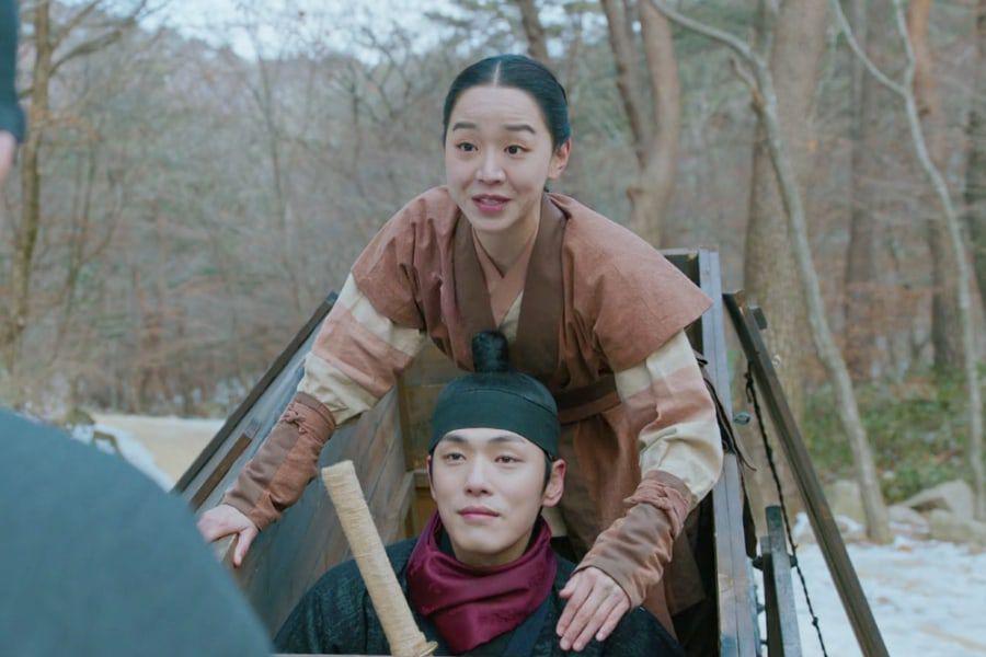 Raja Cheoljong  (Kim Jung Hyun) dan Ratu Kim So Young  ( Shin Hye Sun) dalam drama Mr Queen episode 19.