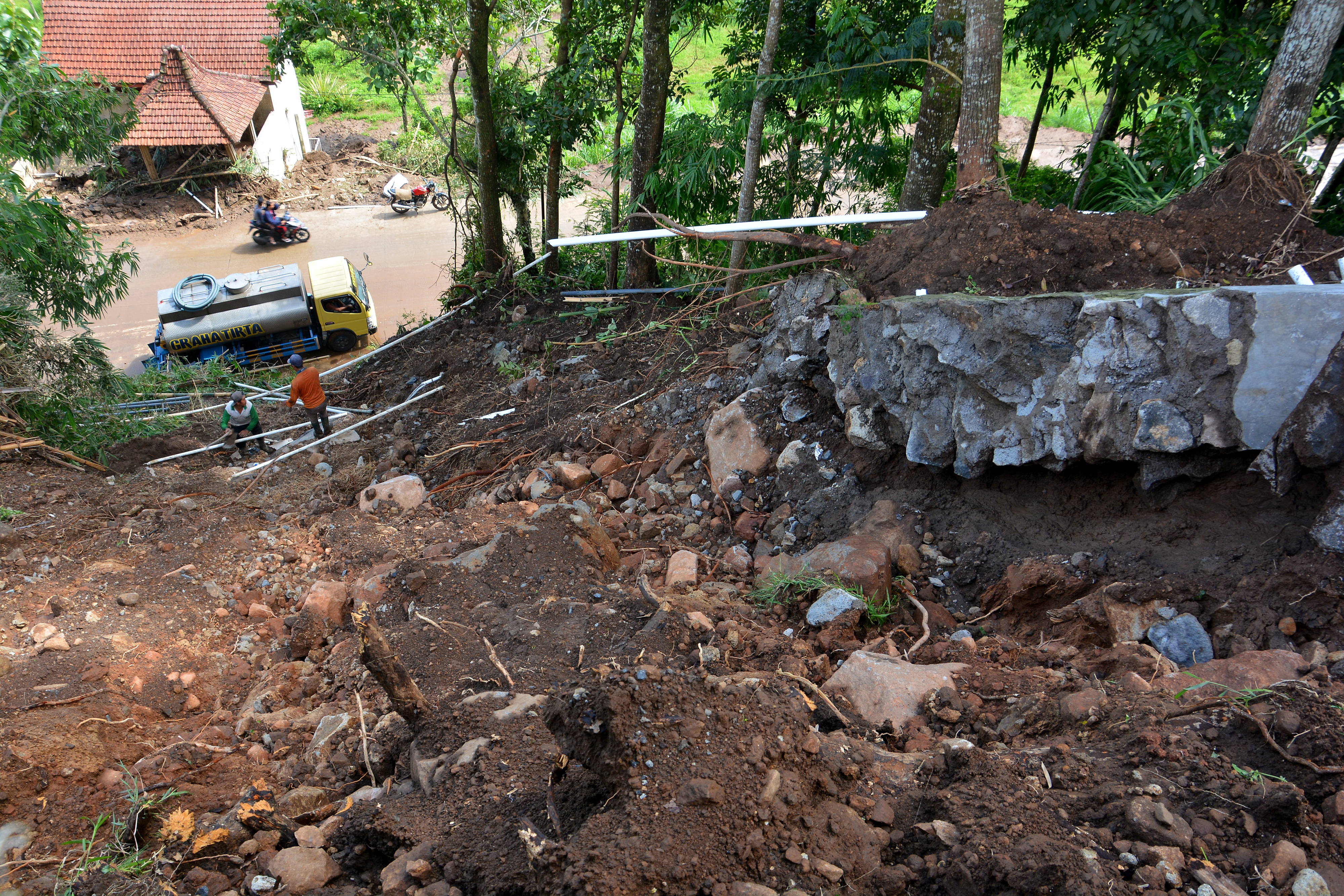 Jalur penghubung Pacet ke Trawas di Dusun Mligi, Desa Claket, Kecamatan Pacet, Mojokerto tertutup longsor.