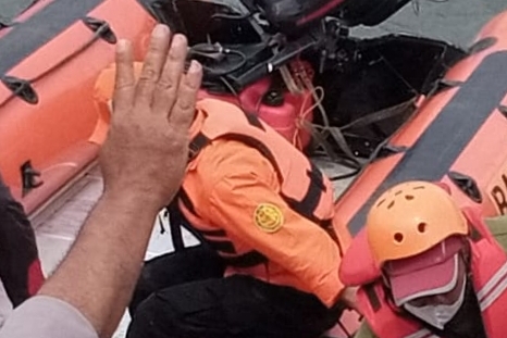Tim pencarian menemukan korban yang tenggelam.