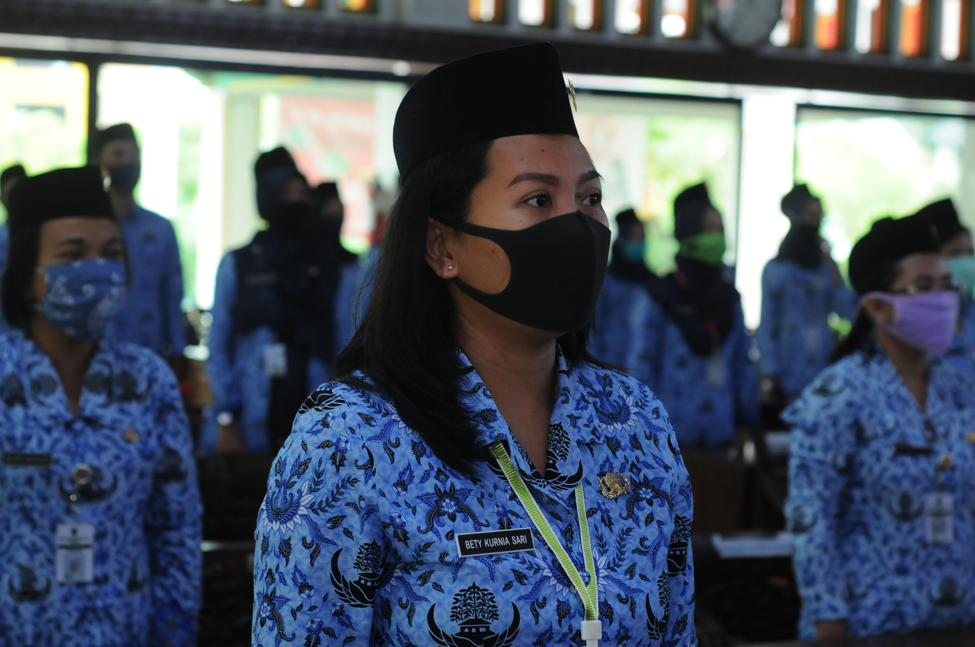 Aparatur Sipil Negara (ASN) menggunakan masker