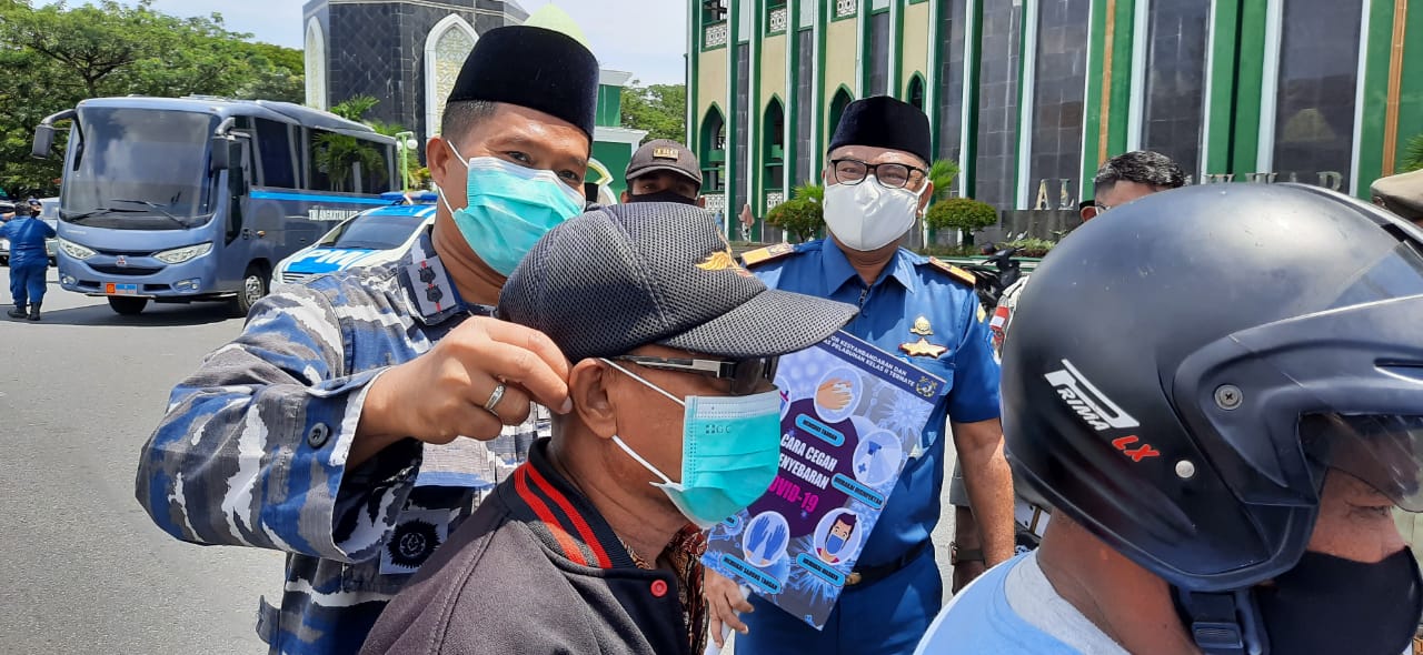 TNI AL Bagikan Ribuan Masker Untuk Jemaah Salat Jumat