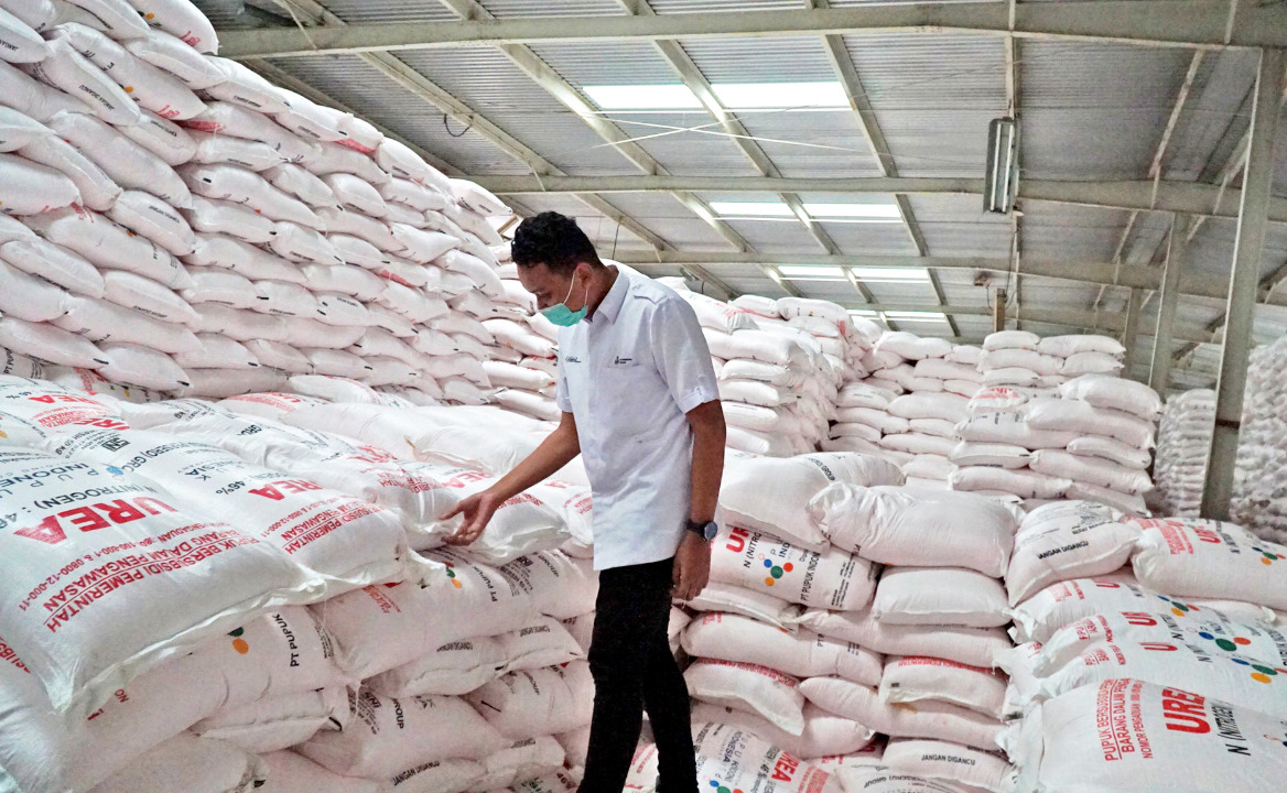 Petugas memeriksa stok pupuk bersubsidi di gudang Balun, Cepu, Kab Blora, Jawa Tengah.
