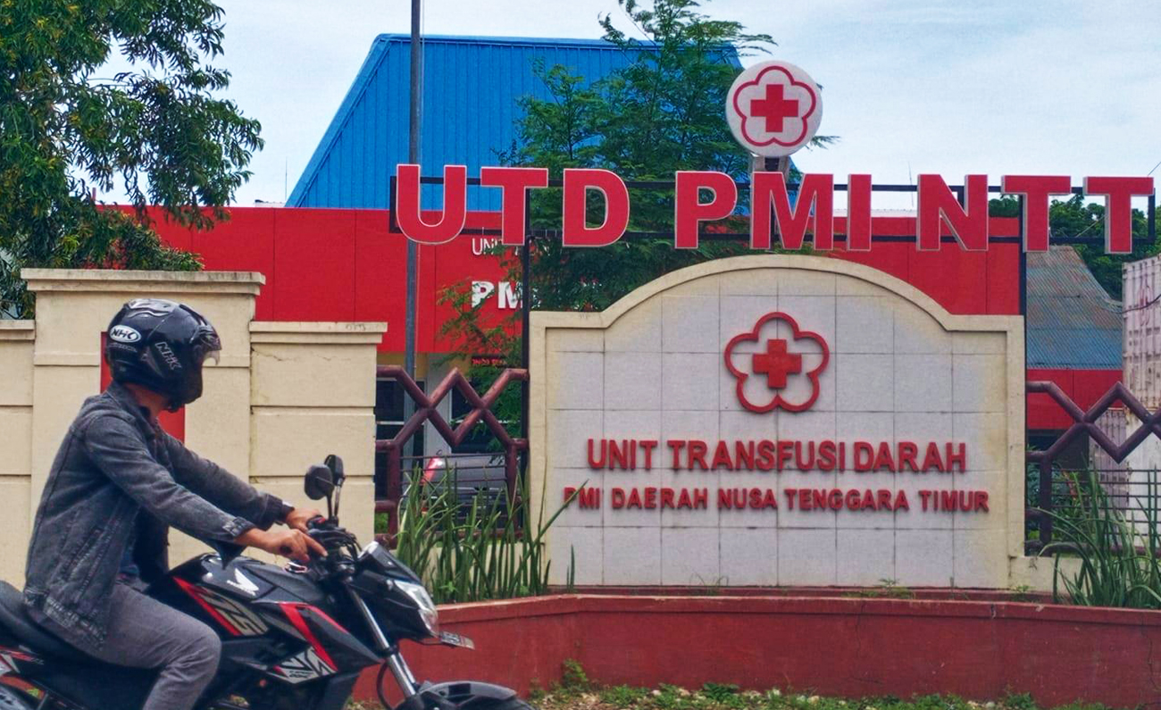  Pengendara sepeda motor melintas di depan Unit Transfusi Daerah, PMI NTT. Saat ini permintaan donor konvalesen meningkat 