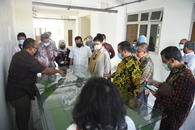 Komisi IX DPR RI saat mengunjungi Rusunawa Kabil Batam di Kepulauan Riau, Selasa (16/2).