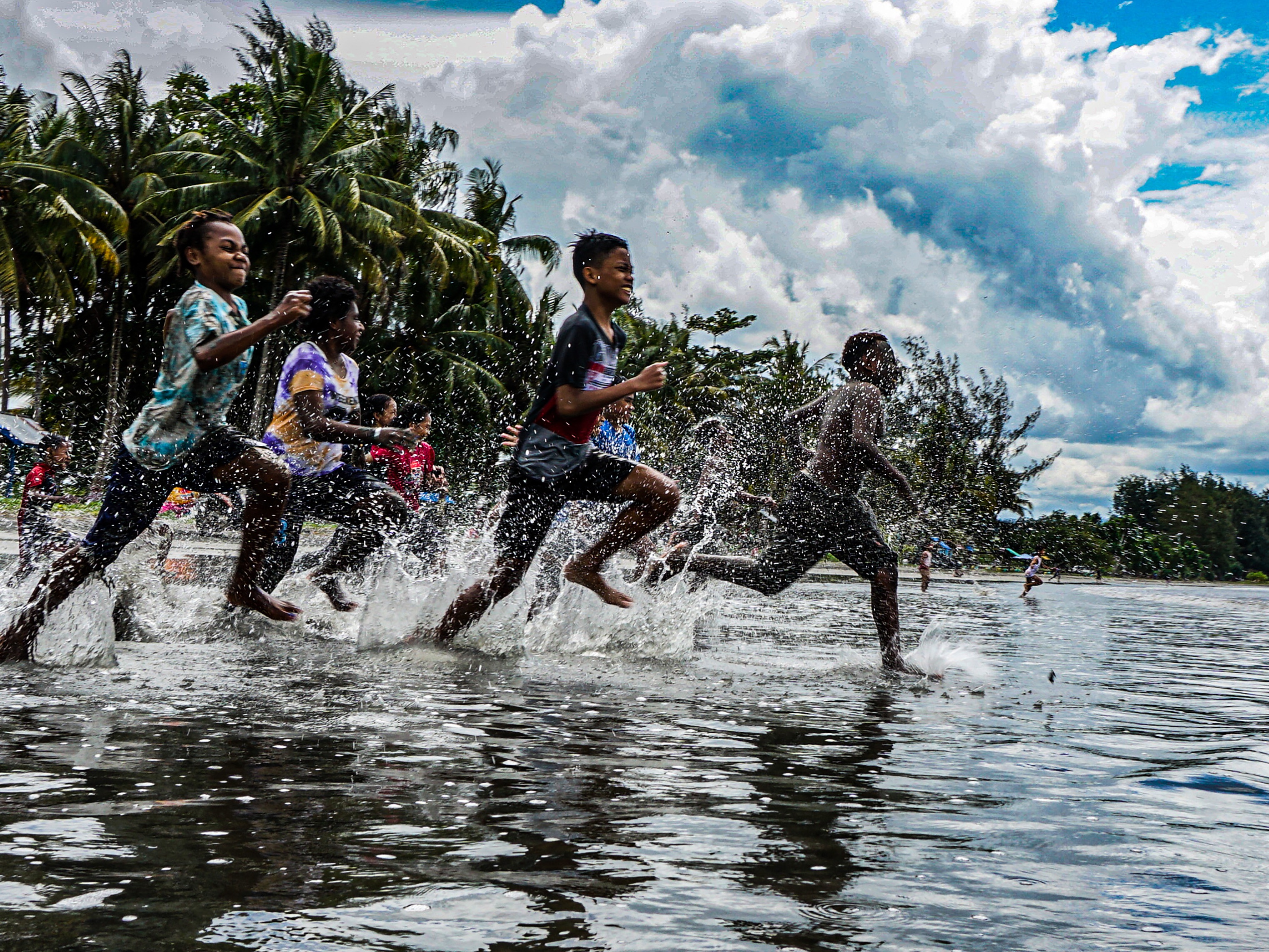 Sejumlah bocah berlari di pantai Holtekamp, Kota Jayapura, Provinsi Papua, beberapa waktu lalu.