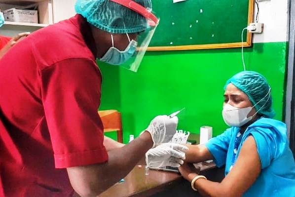 Ilustrasi vaksinasi nakes.