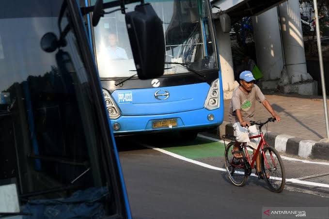 Jalur sepeda yang terhalang bus yang tengah berhenti