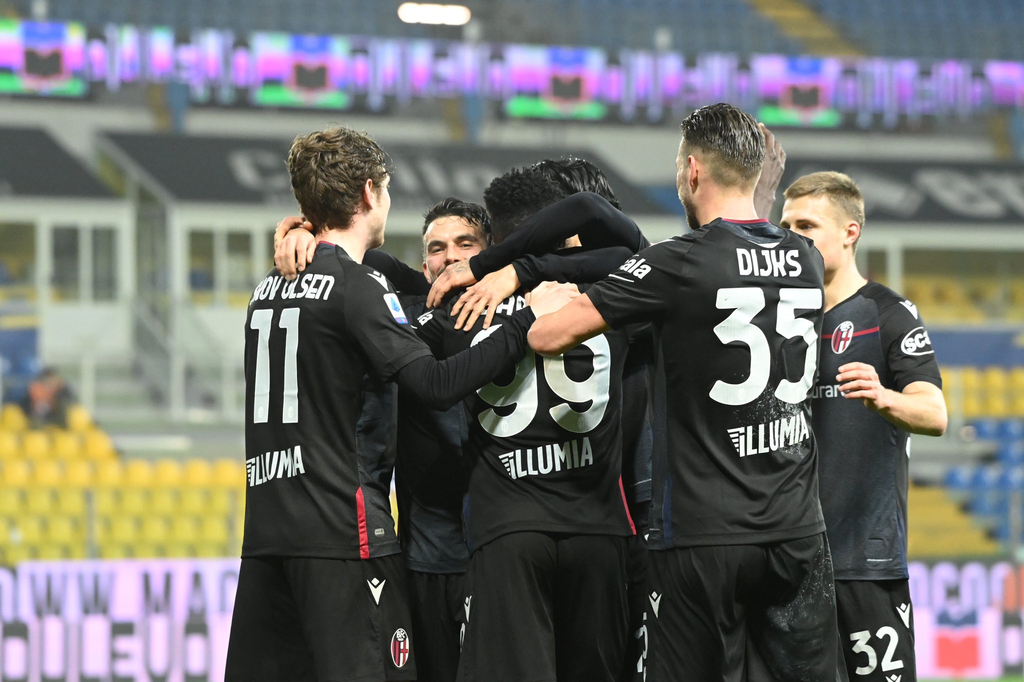 Para pemain Bologna melakukan selebrasi usai mencetak gol ke gawang Parma di laga Serie A.