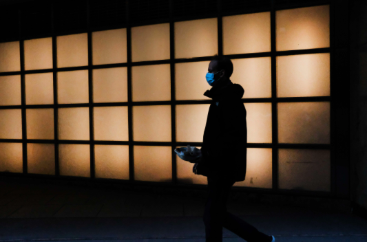 Orang-orang berjalan di tengah kota Manhattan saat New York City mencoba menahan lonjakan kasus Covid-19, 16 November 2020.