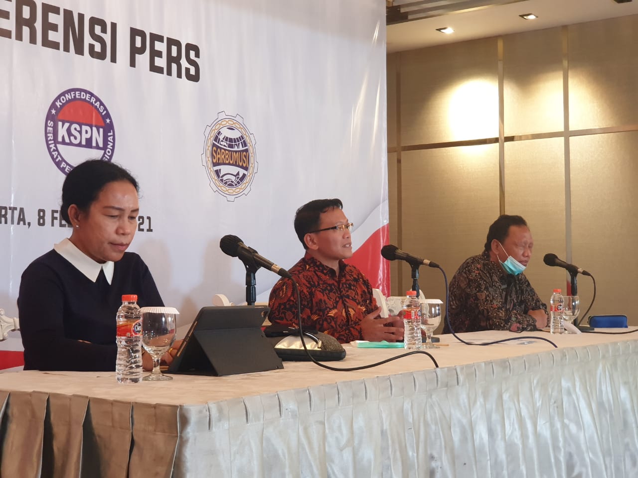 Konferensi serikat buruh dan pekerja yang menanggapi penyidikan Kejagung terhadap BPJAMSOSTEK di Jakarta, Senin (8/2).  