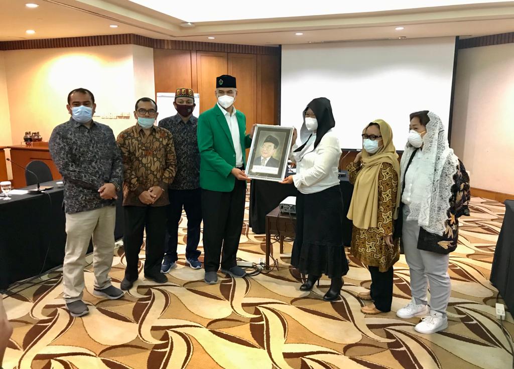 Universitas Malikussaleh beri penghargaan untuk Keluarga Gus Dur di Jakarta, Jumat (26/2/2021)