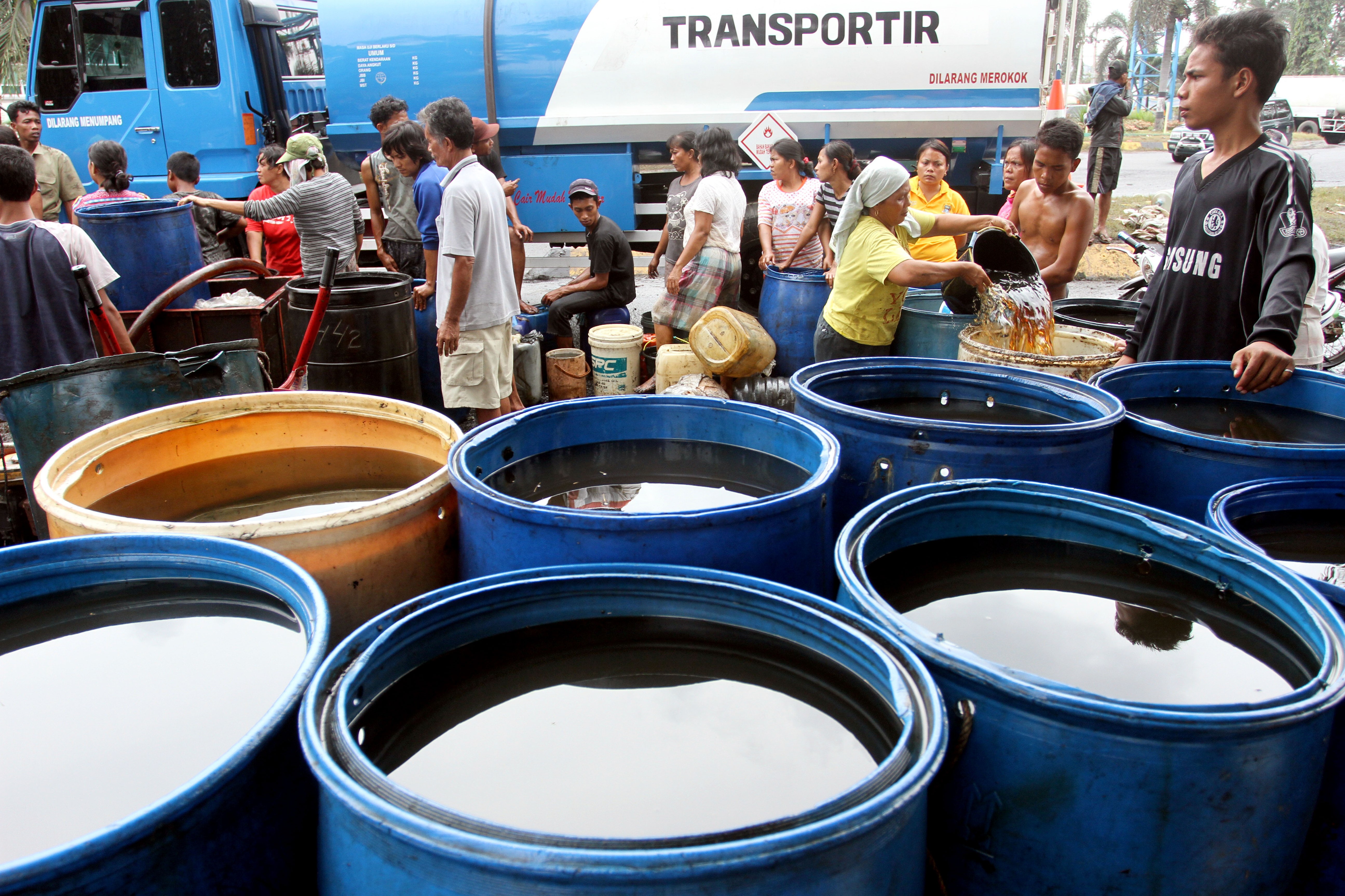 Warga mengumpulkan tumpahan minyak mentah yang akan dijual, kawasan Belawan, Medan, Sumatra Utara, beberapa waktu lalu. 