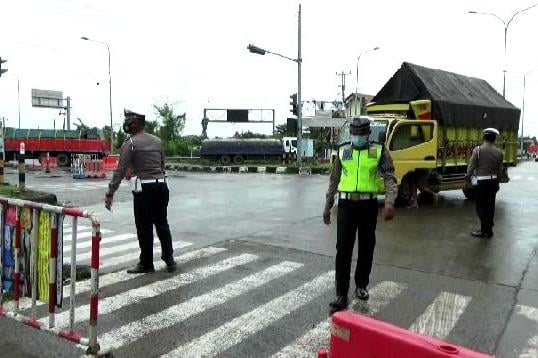Petugas Polres Brebes sedang mengatur arus lalin di pintu exit Tol Pejagan-Kanci