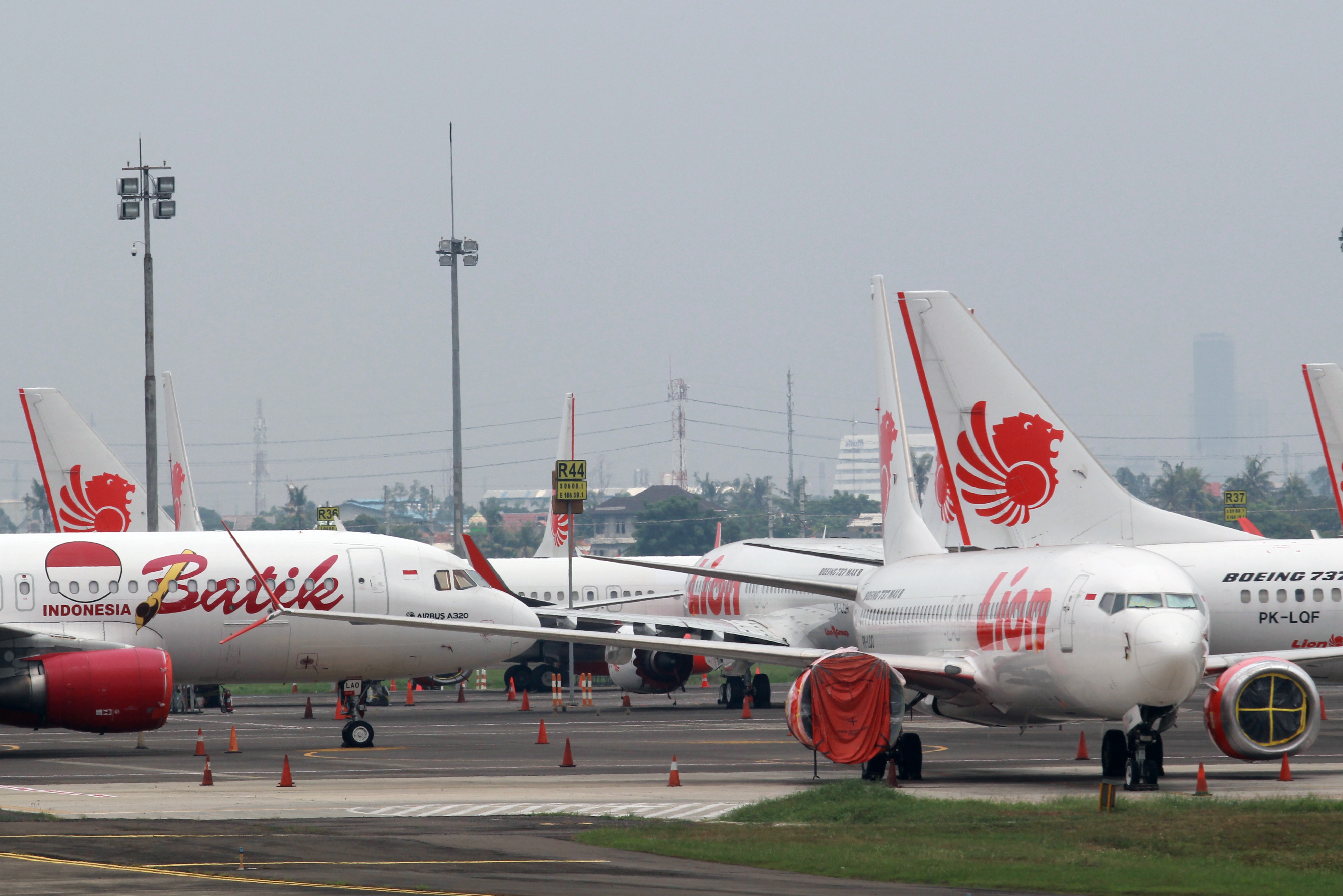Sejumlah armada pesawat Lion Air Group terparkir di Apron Terminal 1 C Bandara Soekarno Hatta, Tangerang.