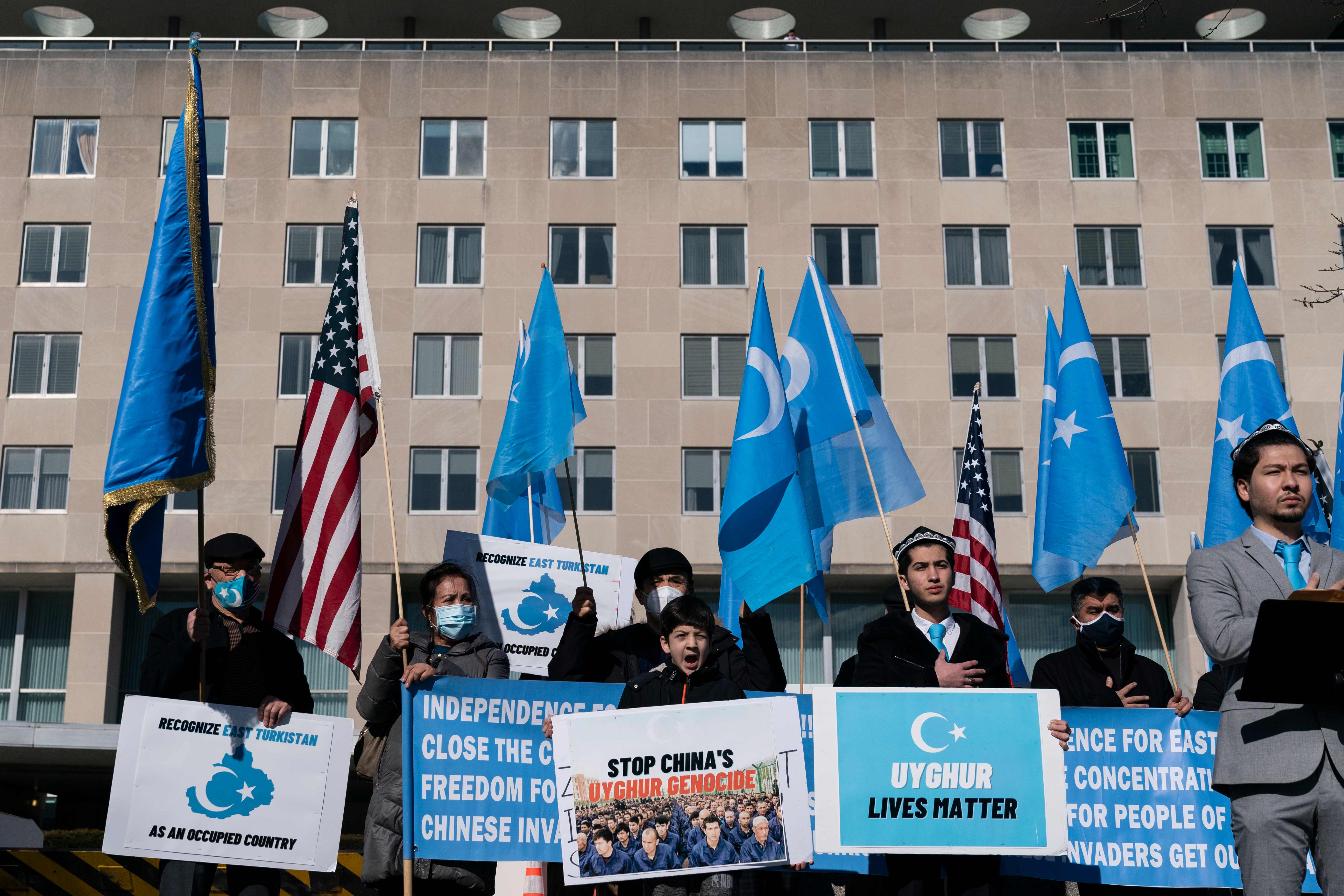 Kelompok etnik Uighur berunjuk rasa meminta AS menekan Tiongkok di depan Gedung Departemen Luar Negeri, Washington, AS.  