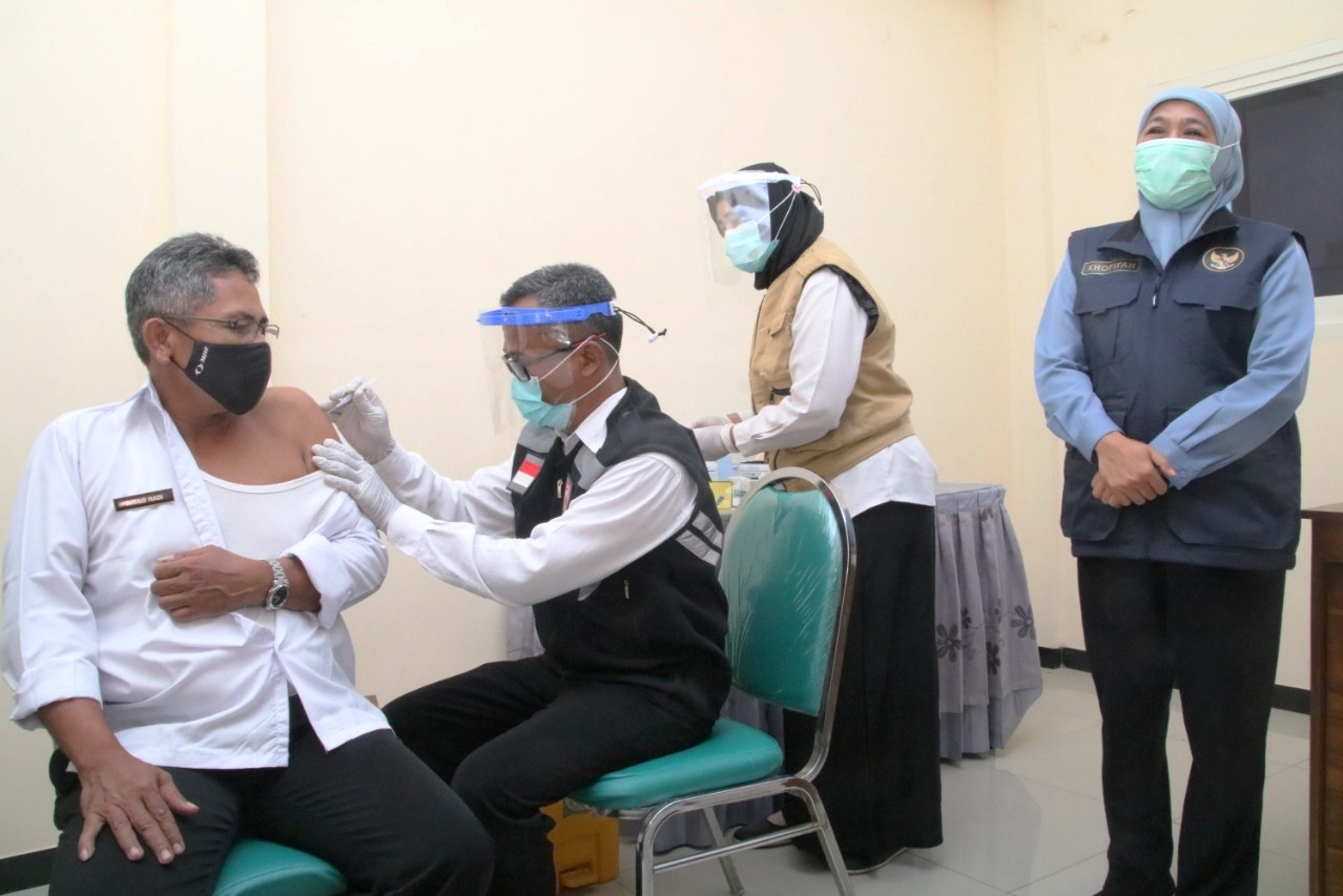 Gubernur Jawa Timur Khofifah Indar Parawansa (kanan) meninjau vaksinasi nakes di Lamongan.