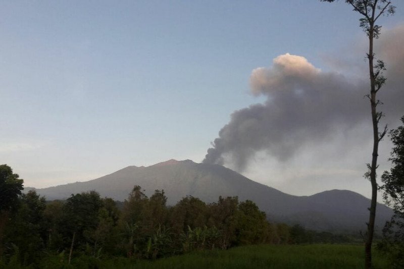 Gunung Raung yang terletak di antara Banyuwangi, Jember dan Bondowoso, erupsi dan abu vulkanik dirasakan sejumlah wilayah di Banyuwangi. 