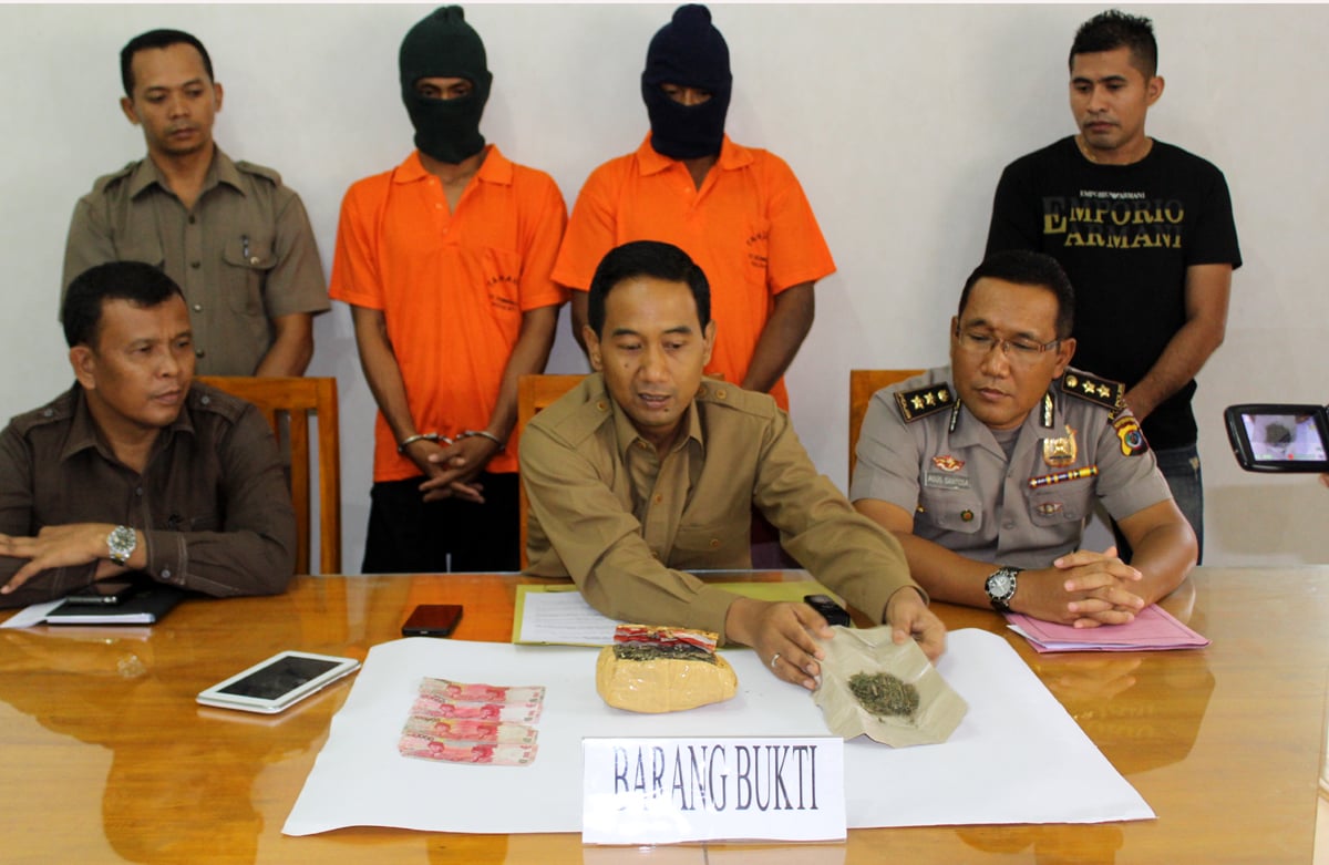 Direktur Resnarkoba Polda NTT Kombes Indra Napitupulu memperlihatkan barang bukti ganja dan pelaku dengan modus baru di NTT, Selasa (16/2)