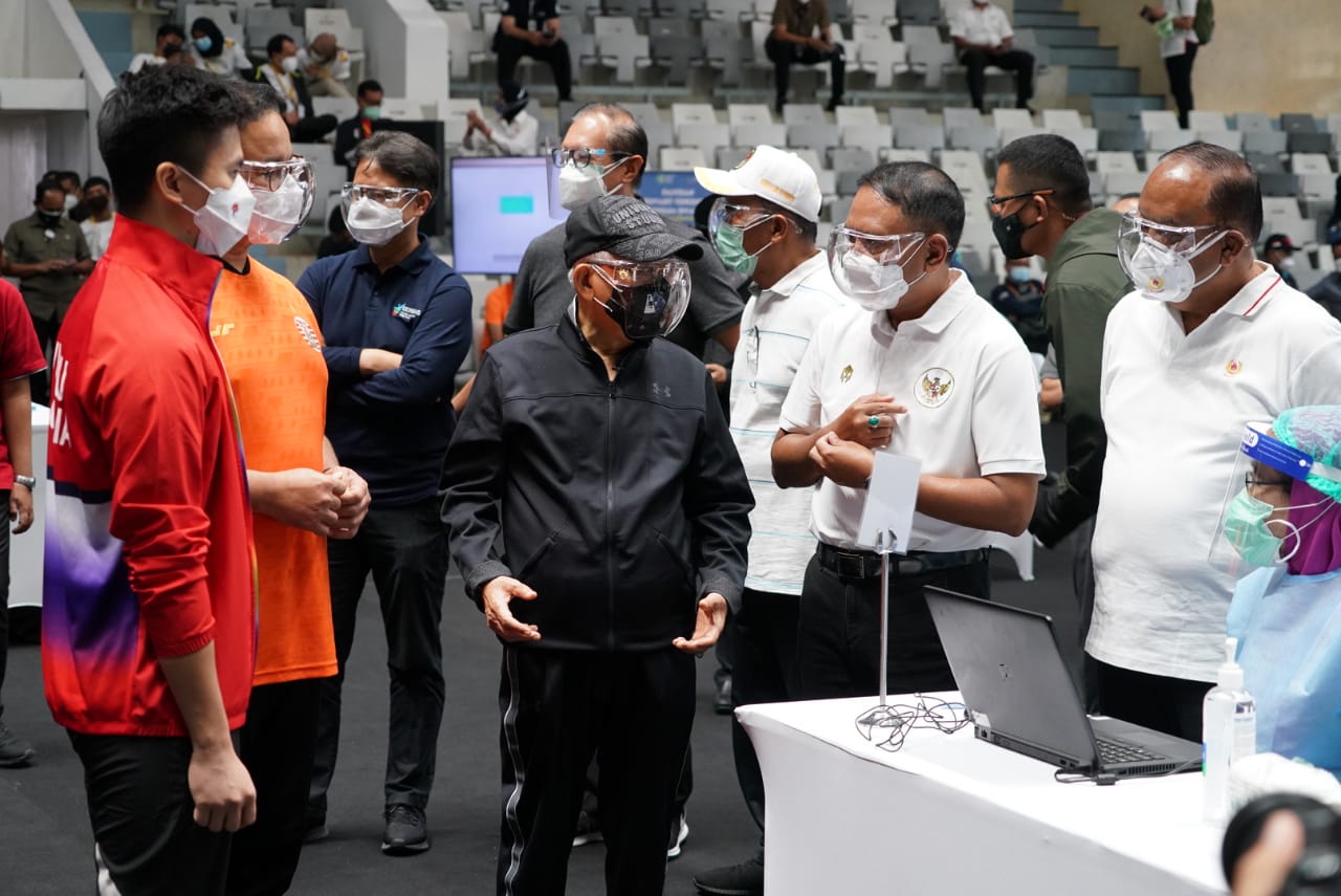 Wapres Saksikan Vaksinasi untuk Atlet dan Ofisial