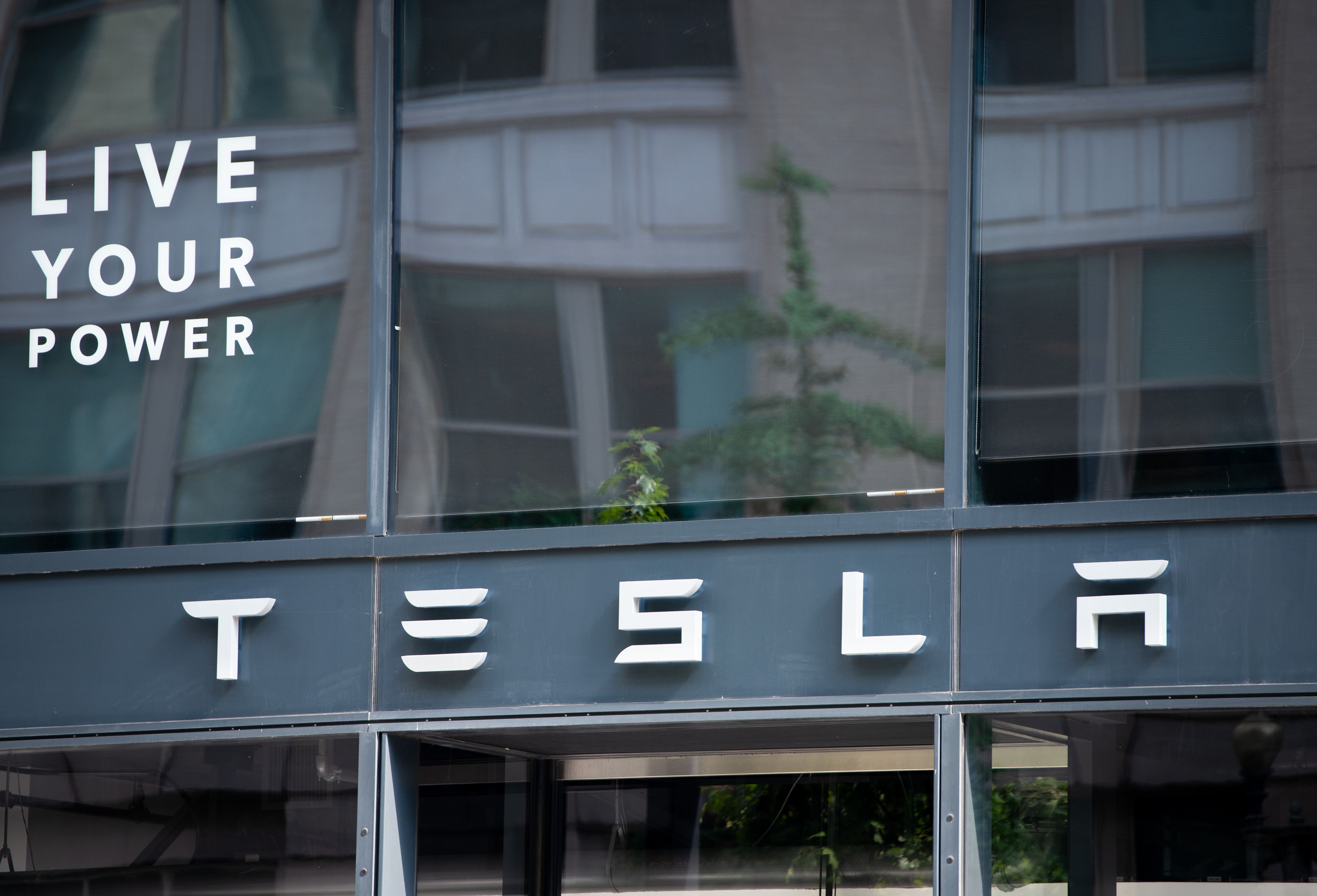 Logo Tesla yang terpasang di sebuah showroom wilayah Washington DC.