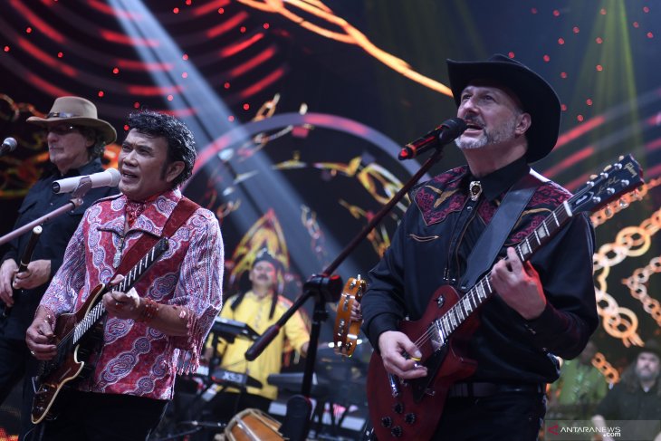  Rhoma Irama (kiri) tampil bersama group dangdut asal Amerika 'Dangdut Cowboys' pimpinan Andrew Weintraub (kanan) saat konser musik dangdut.
