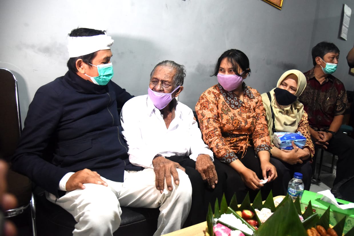 Anggota DPR RI Dedi Mulyadi saat menemui orangtua dan anak yang sempat berseteru. 