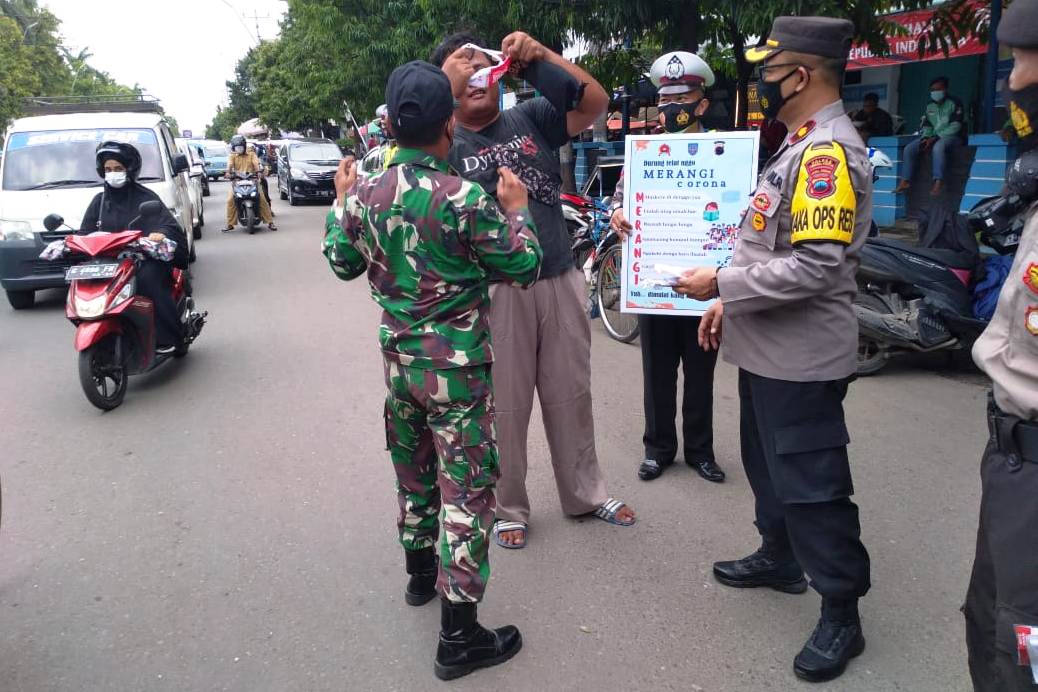 Polres Tegal Kota Bagikan Masker Masal di Sejumlah Tempat