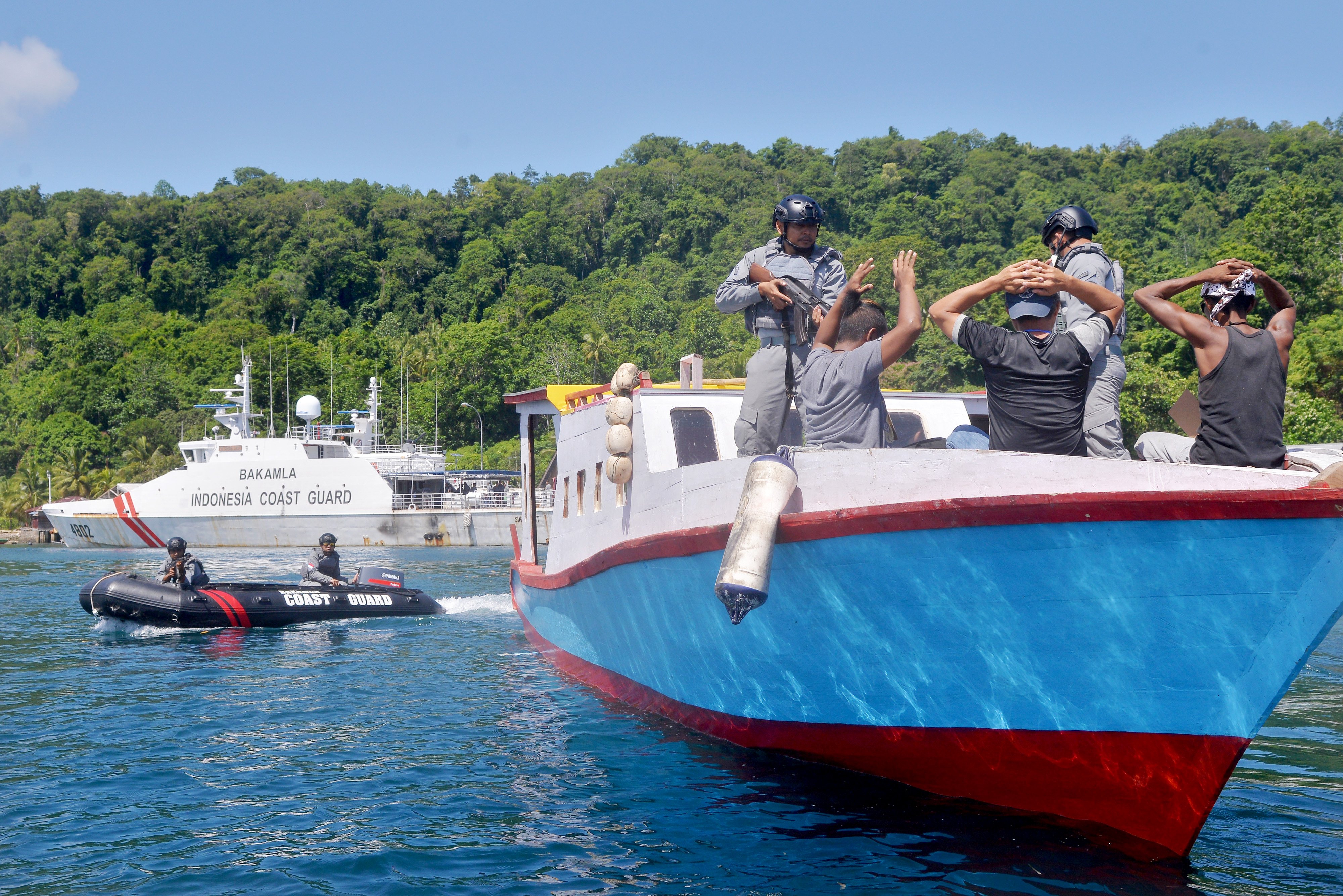 Simulasi petugas Bakamla saat memeriksa nelayan asing di perairan Sulawesi Utara.