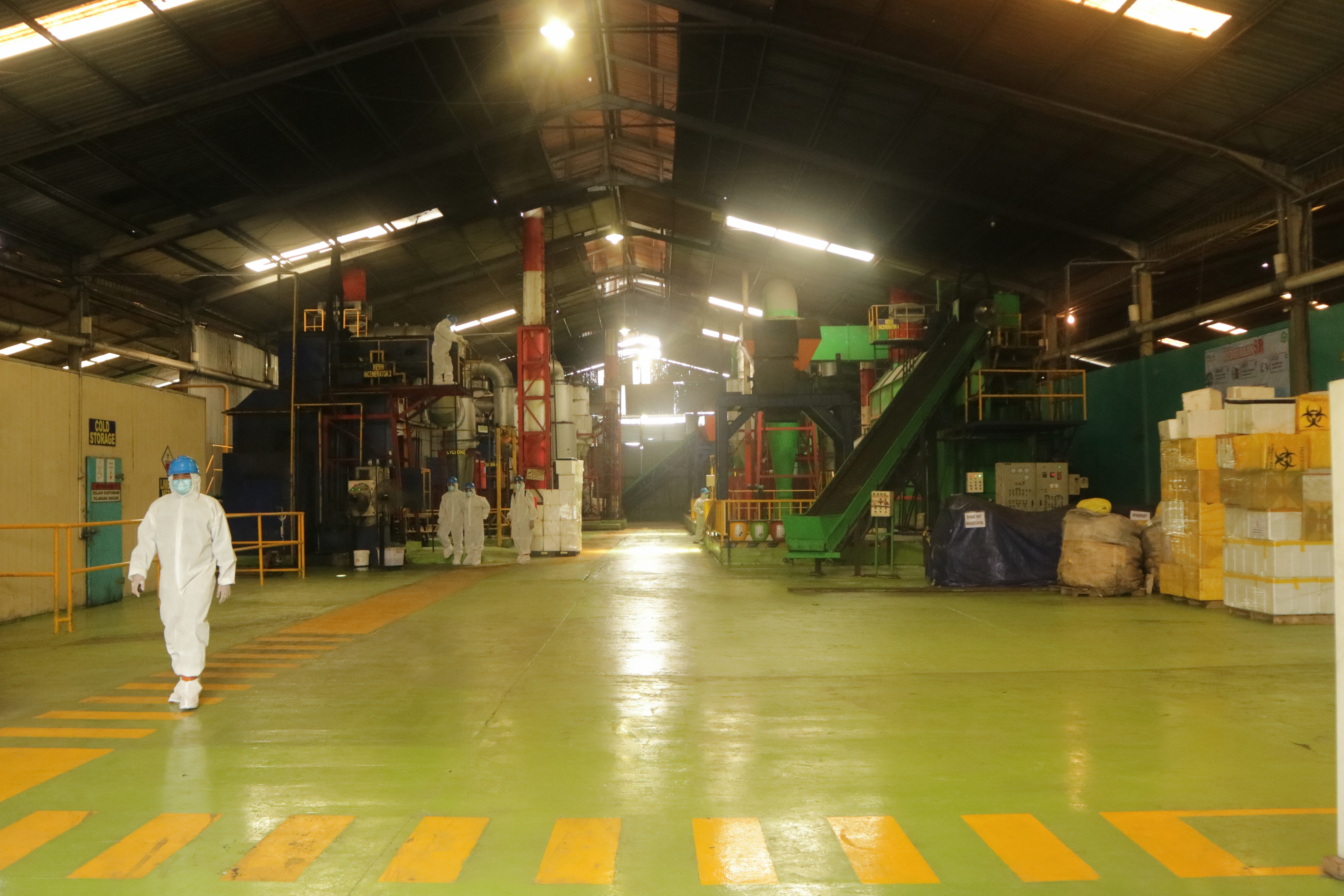 PENGOLAHAN LIMBAH MEDIS: Pekerja berjalan di area gudang insinerator pabrik pengelohan limbah medis B3 Mojokerto, Jawa Timur.