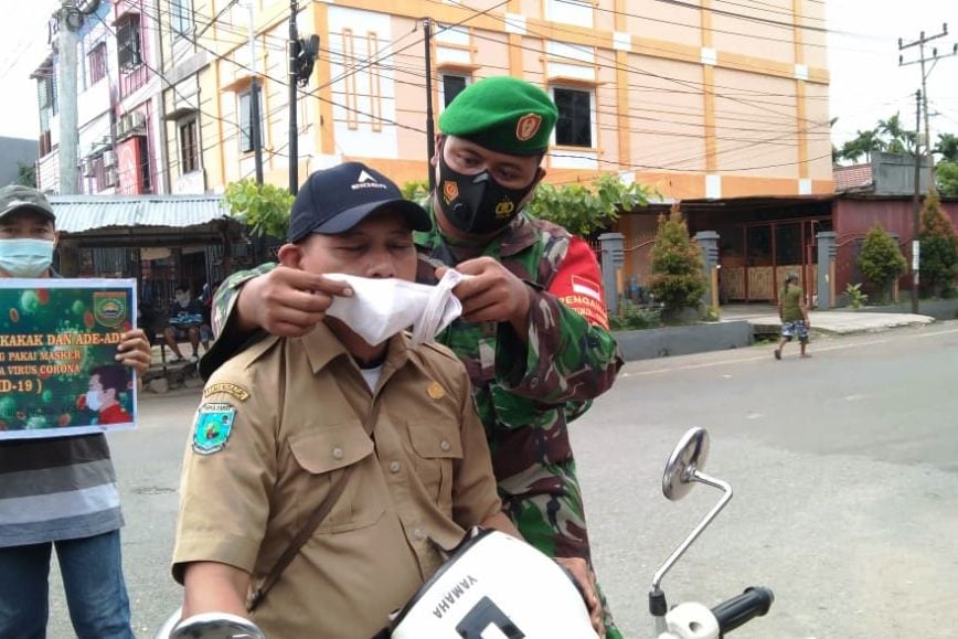 Anggota TNI AD Bagikan Masker bagi warga di Kota Sorong.