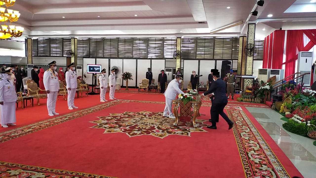 Pelantikan Bupati dan Wakil Bupati dari enam kabupaten di Sumatra Selatan di Griya Agung Palembang, Jumat (26/2).