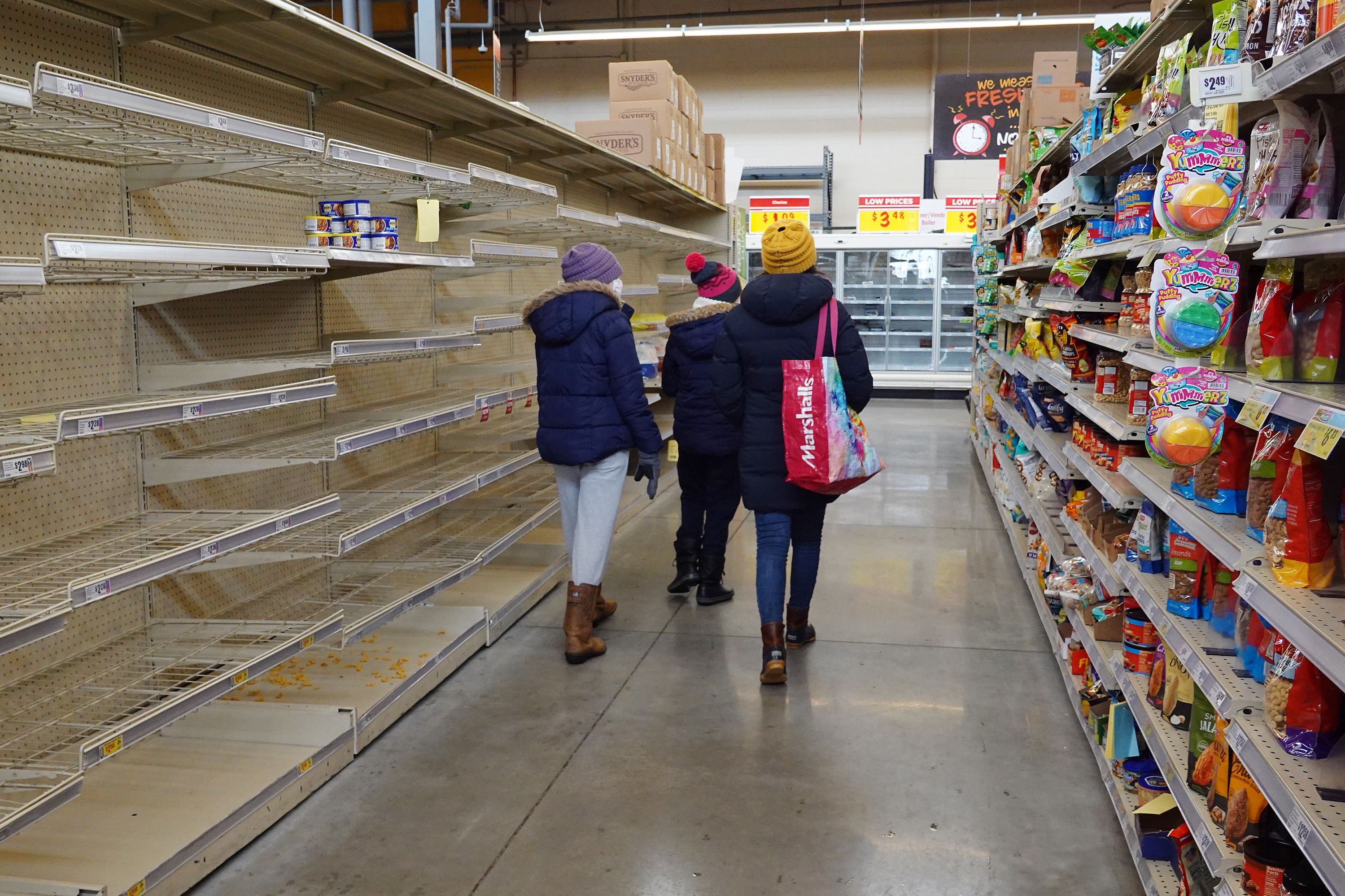 Warga Texas tengah berbelanja.