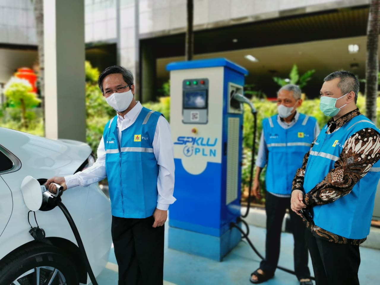  PLN menghadirkan Stasiun Pengisian Kendaraan Listrik Umum (SPKLU) dan Aplikasi Charge.IN.