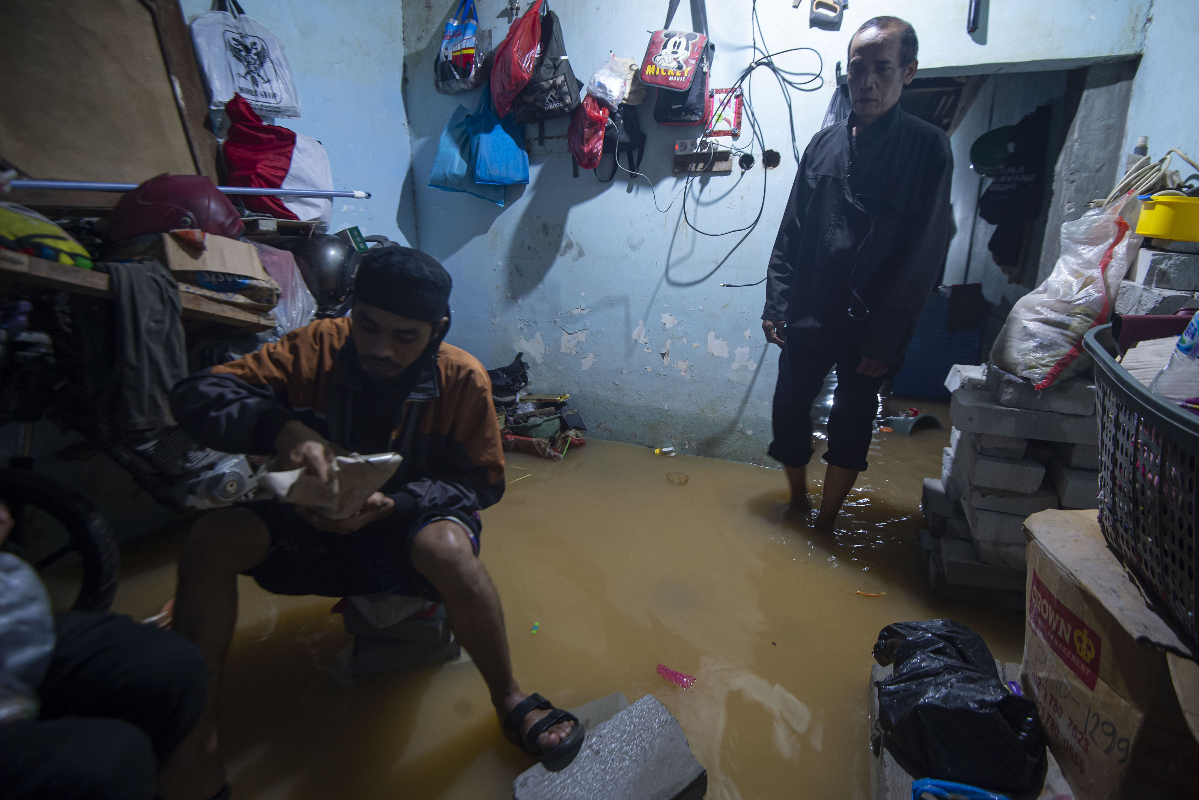 Warga Terdampak Banjir di Pejaten Timur Mulai Mengungsi