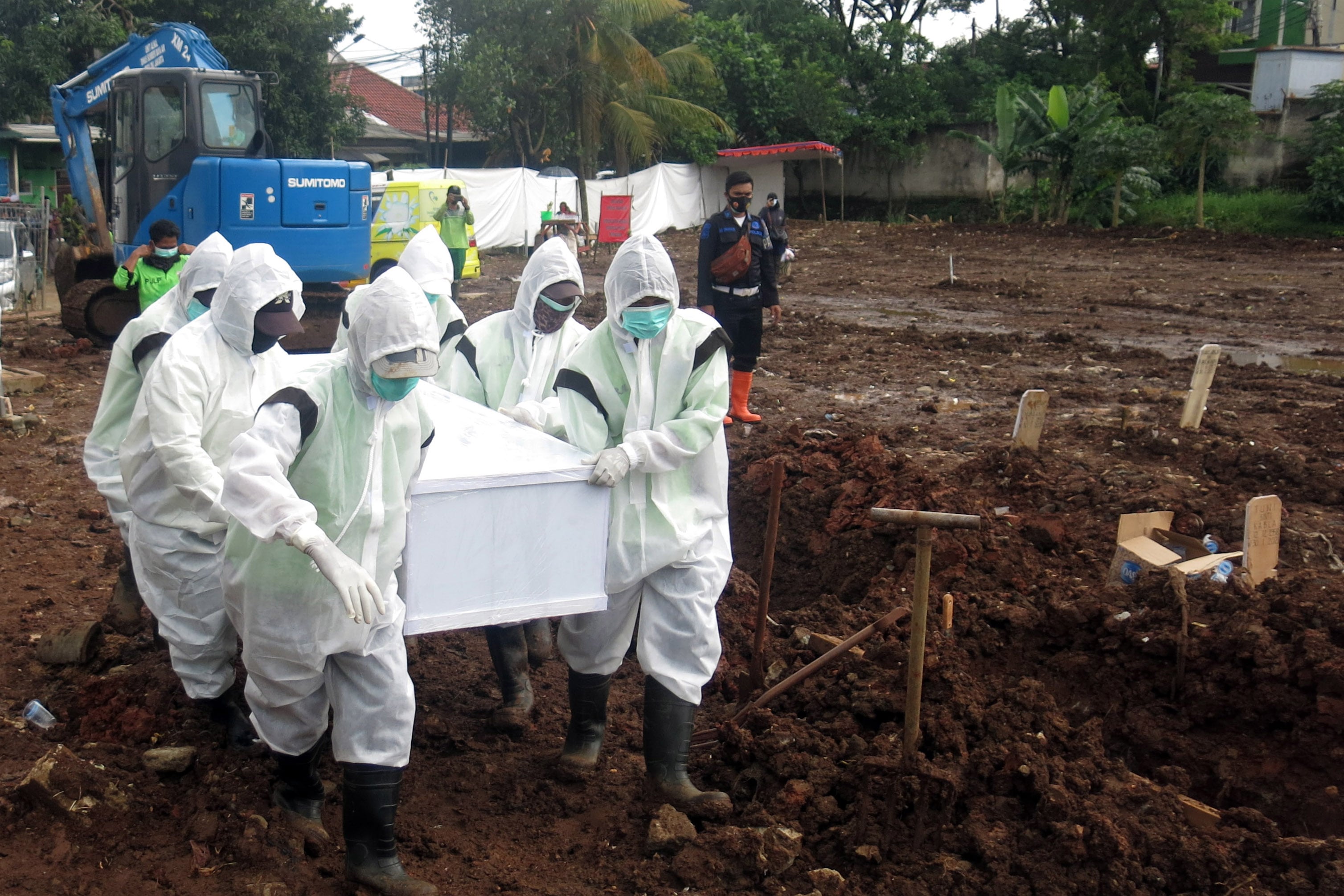 Proses pemakanan pasien covid-19 di TPU Srengseng Sawah, Jakarta.