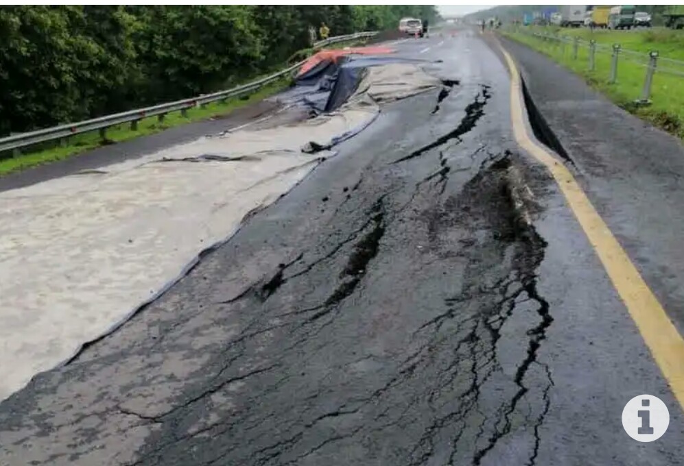Penampakan jalur Tol Cipali Km 122 arah Jakarta amblas dan tidak bisa dilalui kendaraan akibat banjir, Selasa (9/2/2021).