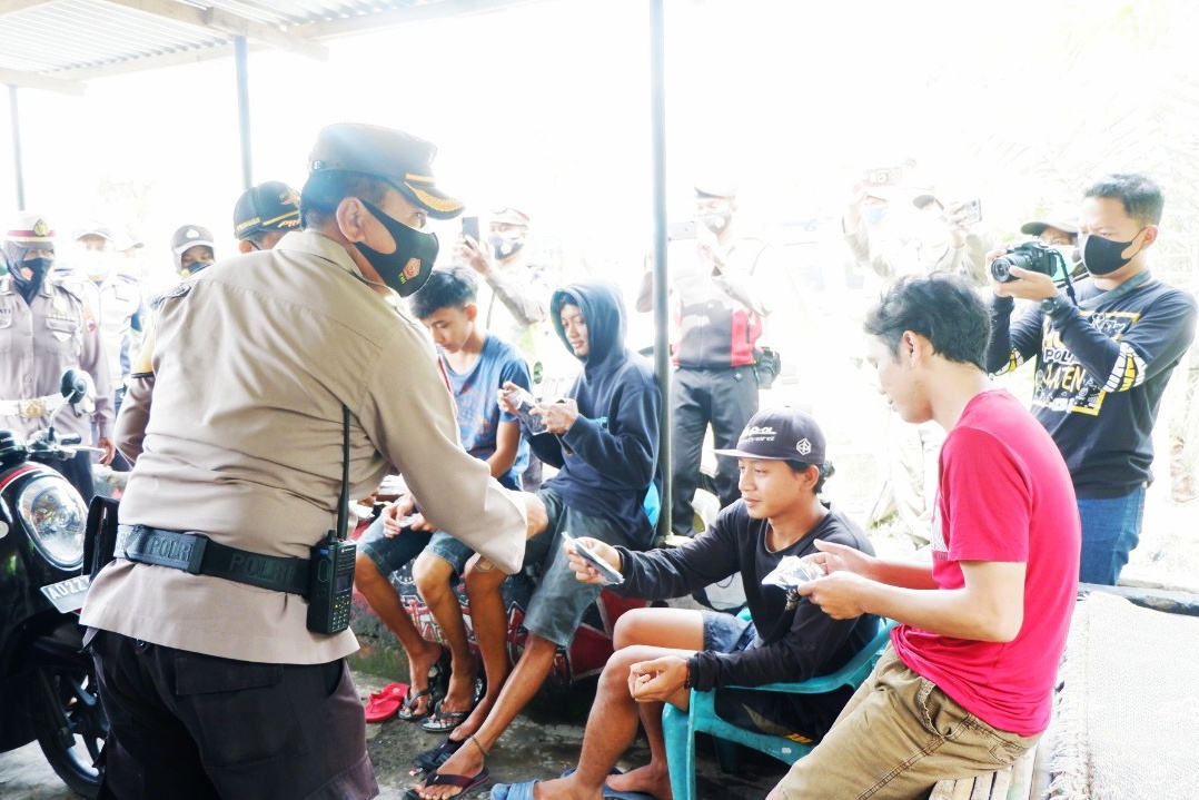 Kabag Ops Polres Klaten Kompol Suyarto membagikan masker kepada masyarakat di Pasar Jimbung.