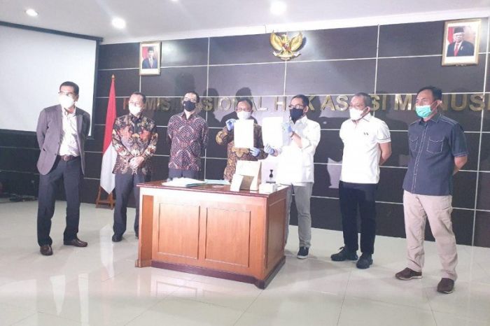 Ketua Tim Pemantauan dan Penyelidikan Komnas HAM Choirul Anam (tengah) secara simbolis menyerahkan barang bukti, Selasa (16/2/2021).