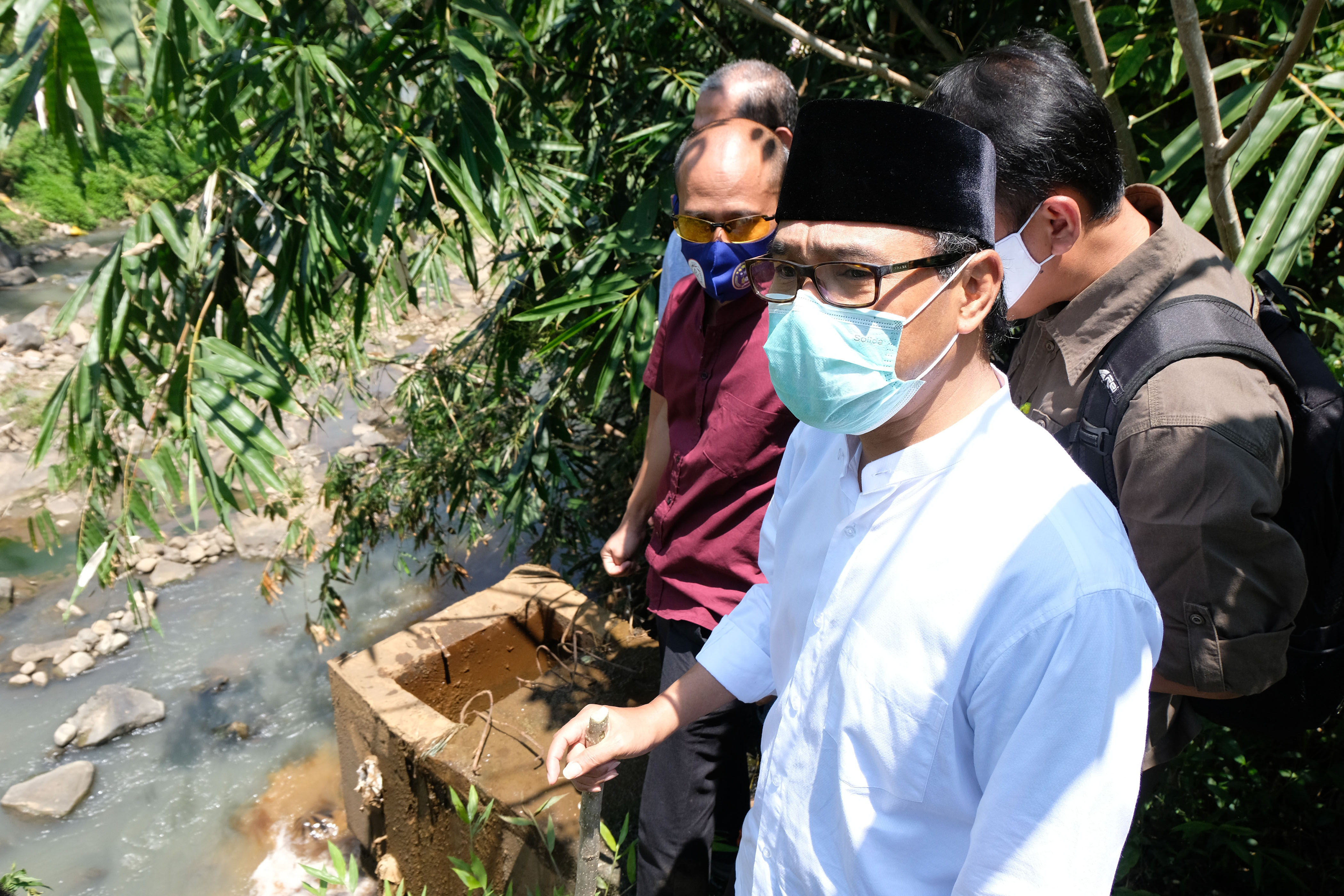  Bupati Temanggung M Al Khadziq (berpeci) meninjau lokasi pembuangan limbah pabrik di Pringsurat, Temanggung, Jateng, Sabtu (12/9/2020).