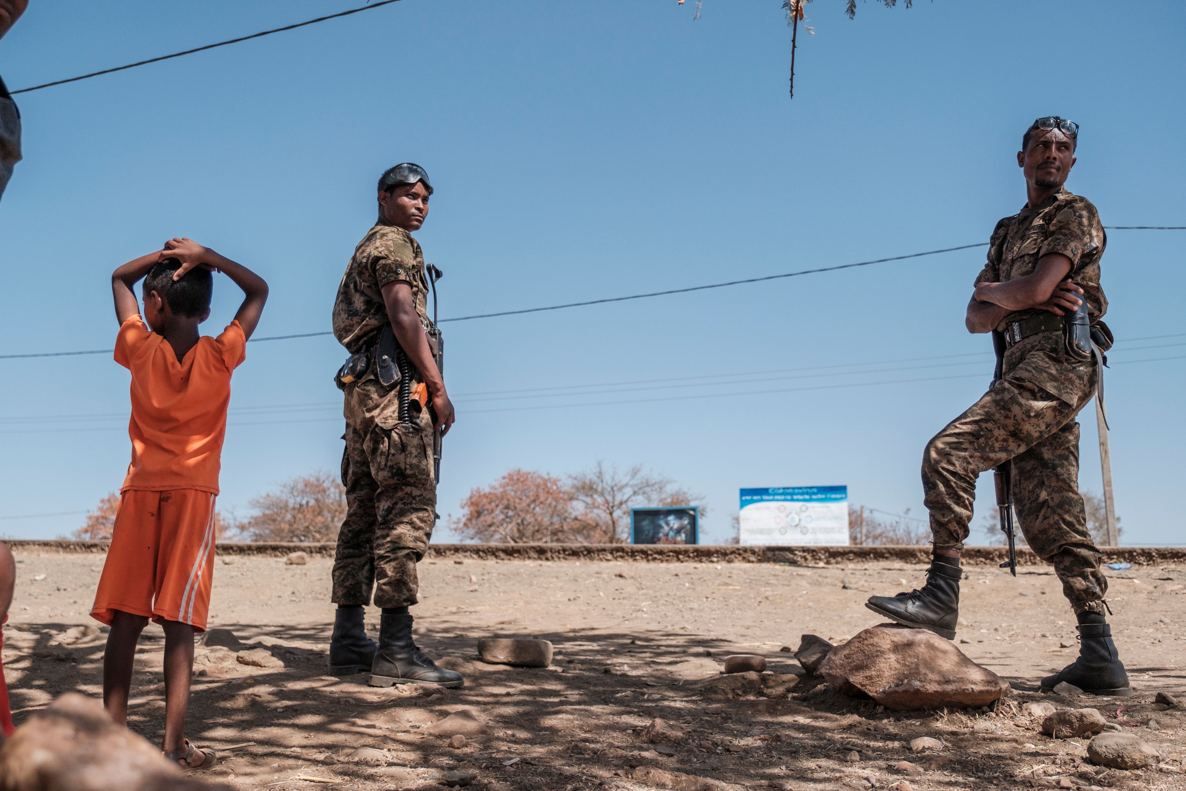 Tentara Ethiopia berjaga di kamp pengungsi Mai Aini setelah bentrok dengan kelompok Front Pembebasan Rakyat Tigray (TPLF).  