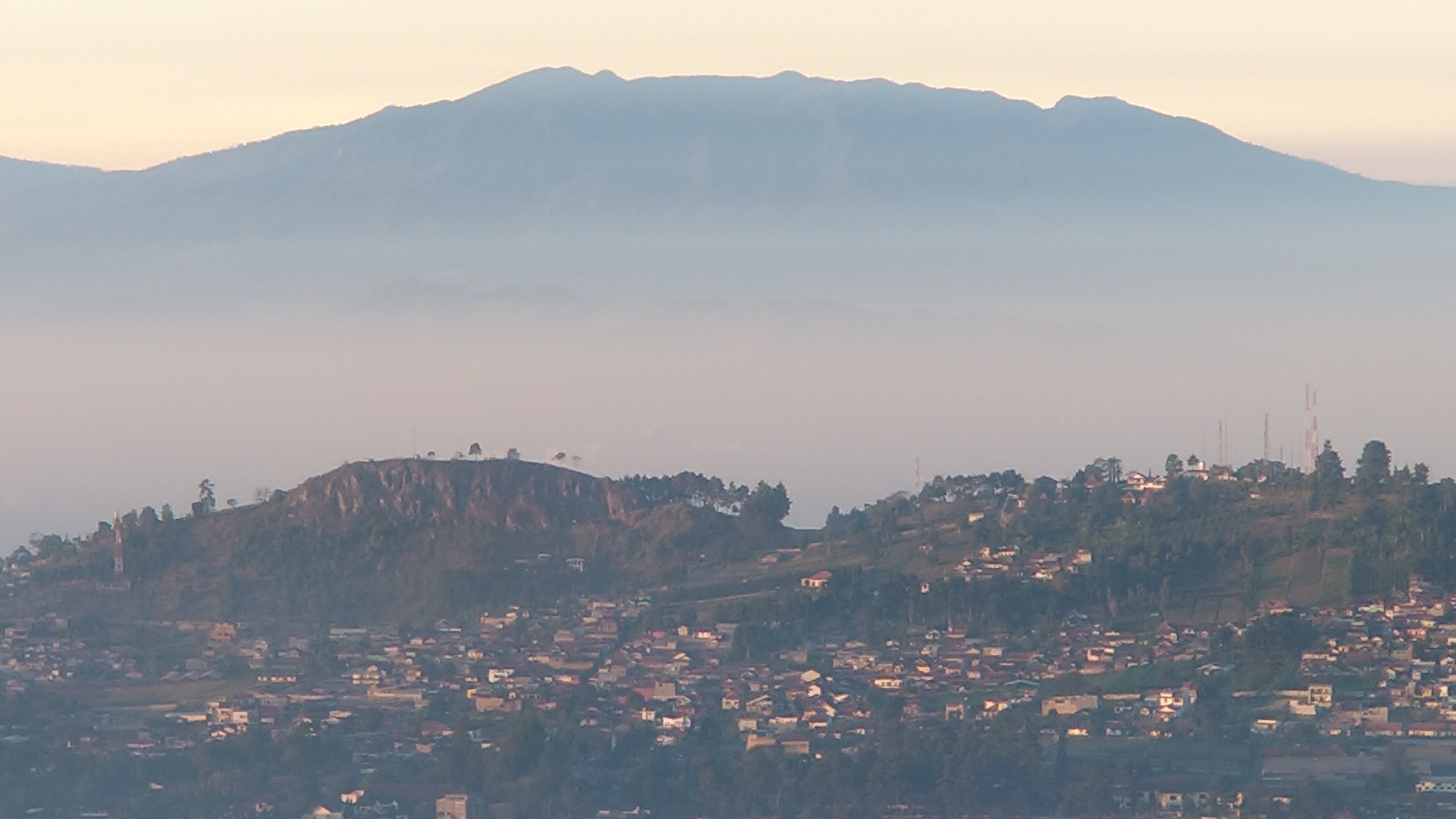 Pemukiman penduduk di jalur patahan atau sesar Lembang. 