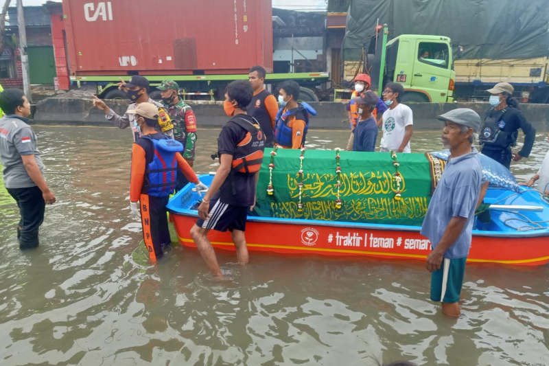 Banjir Tak Kunjung Surut, Jenazah Warga Dibawa Pakai Perahu