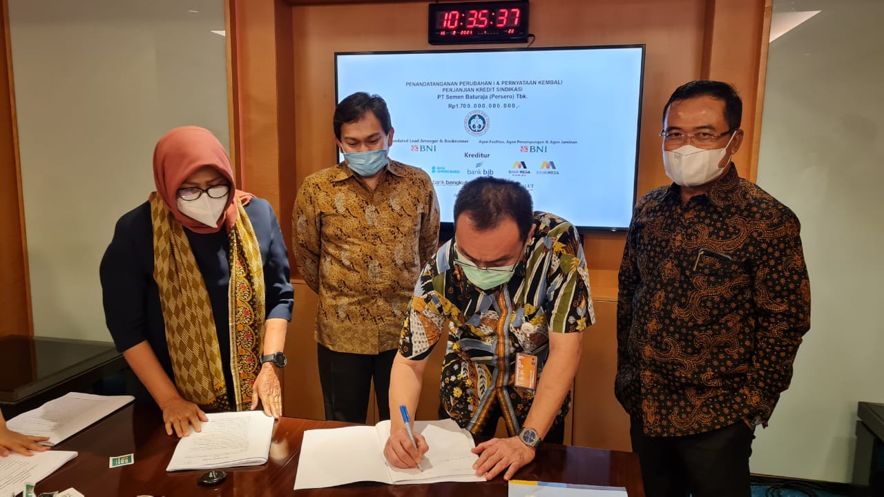 Dirut PT Semen Baturaja (Persero) Tbk, Jobi Triananda Hasjim menandatangani perubahan I perjanjian kredit dan perjanjian line facility di Ge