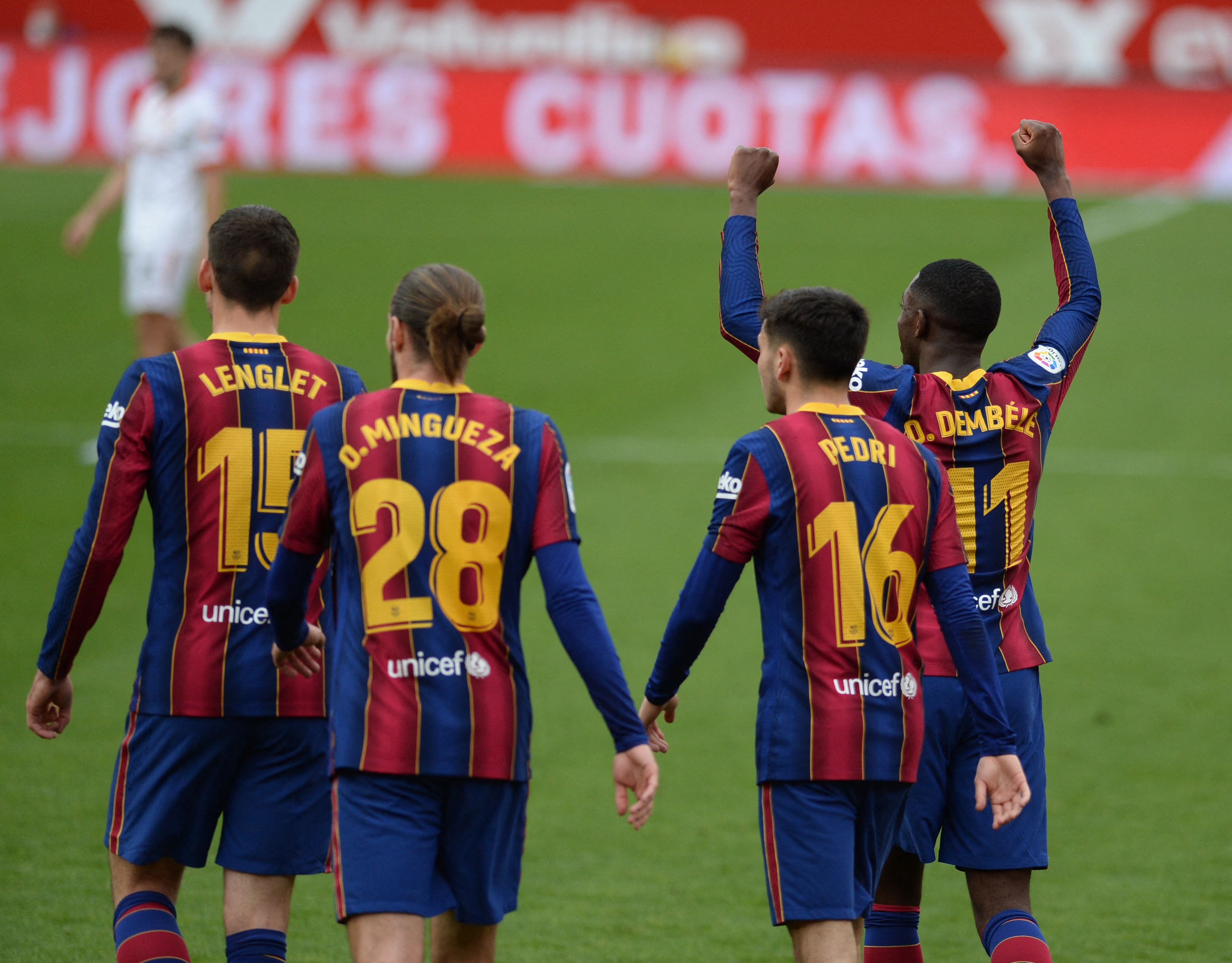 Pemain Barcelona saat merayakan gol dalam pertandingan di Stadion Ramon Sanchez Pizjuan.